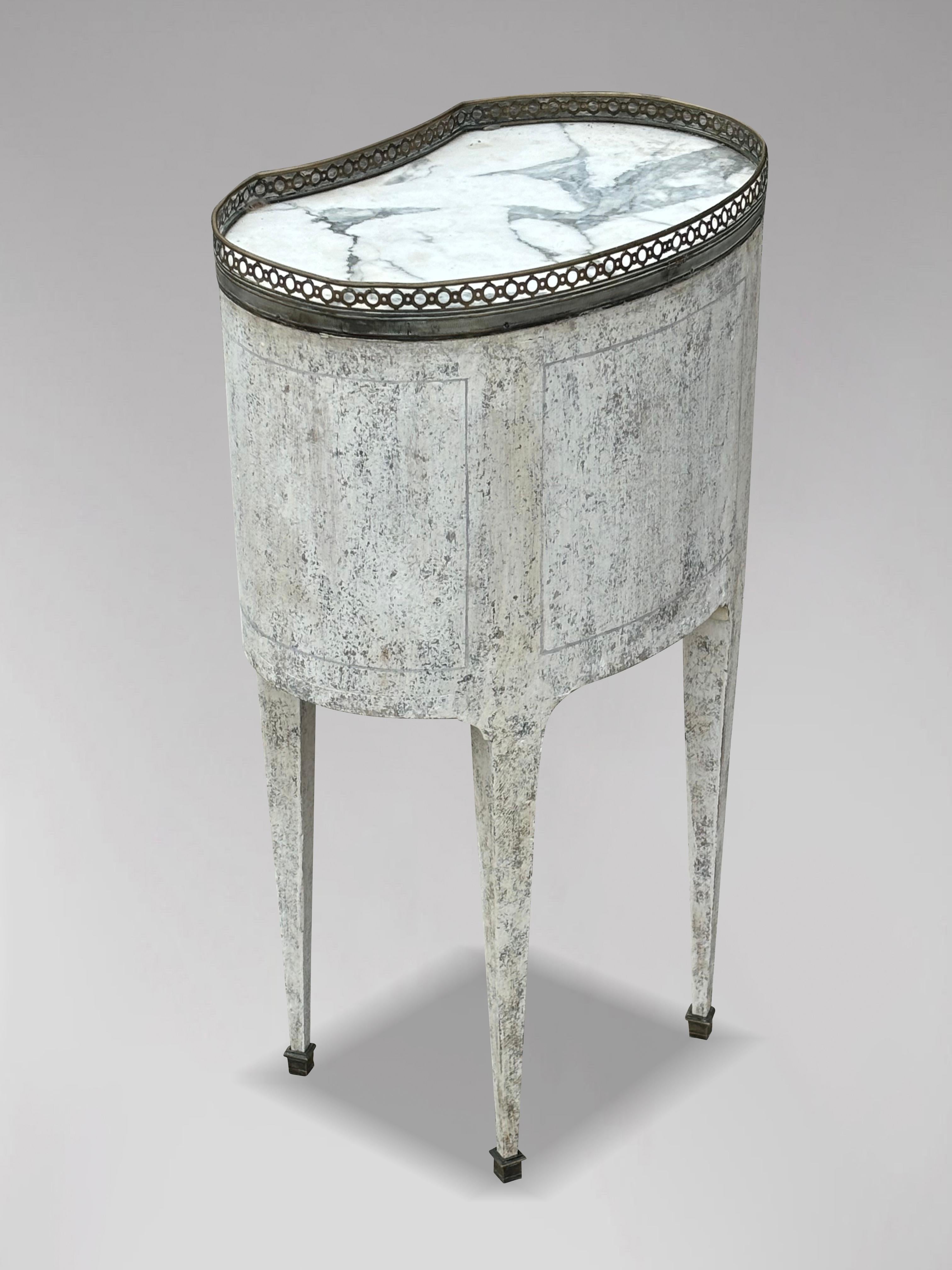 Mesa auxiliar francesa pintada estilo Luis XVI de principios del siglo XX Francés en venta