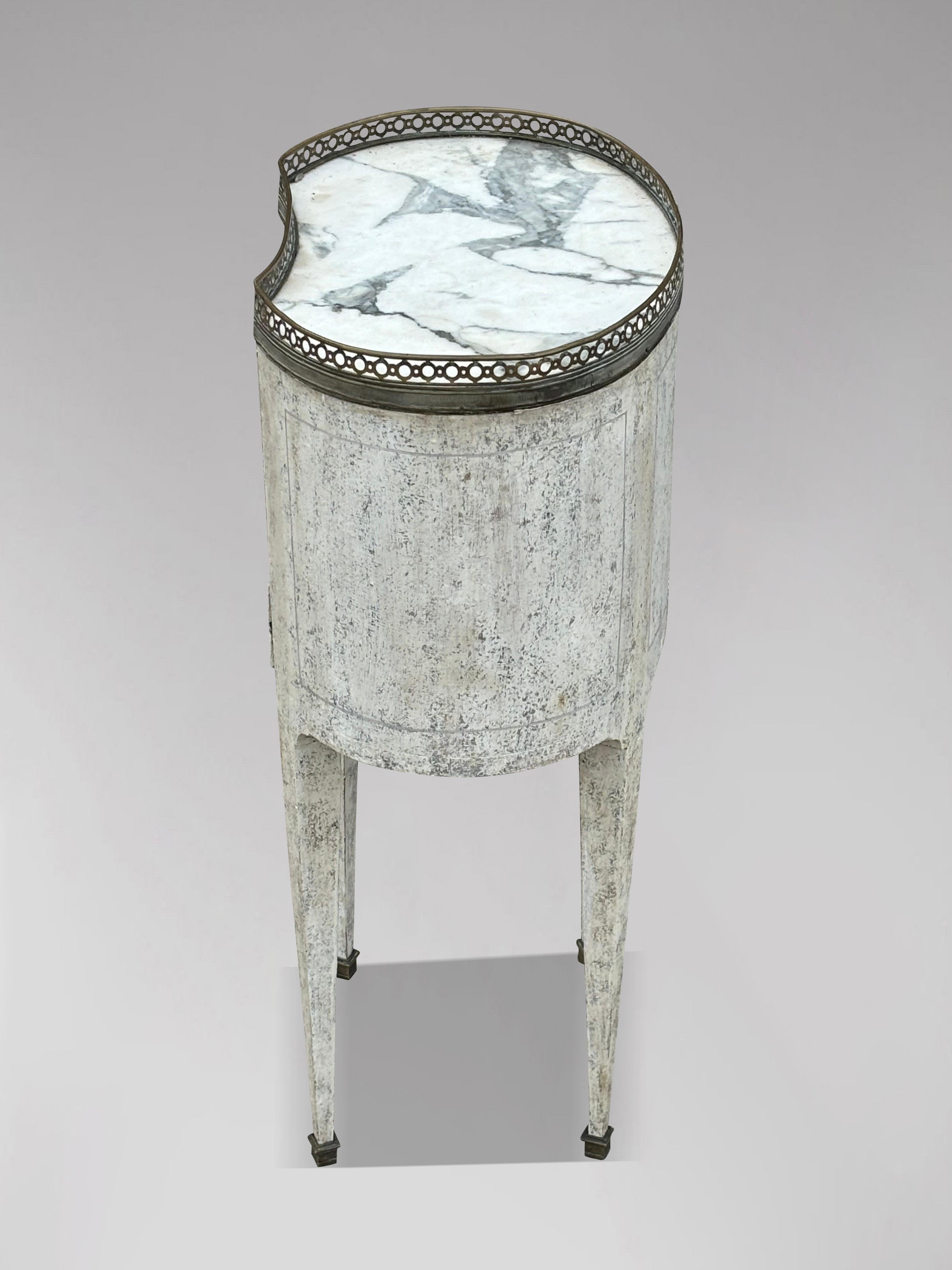 Mesa auxiliar francesa pintada estilo Luis XVI de principios del siglo XX Pintado en venta
