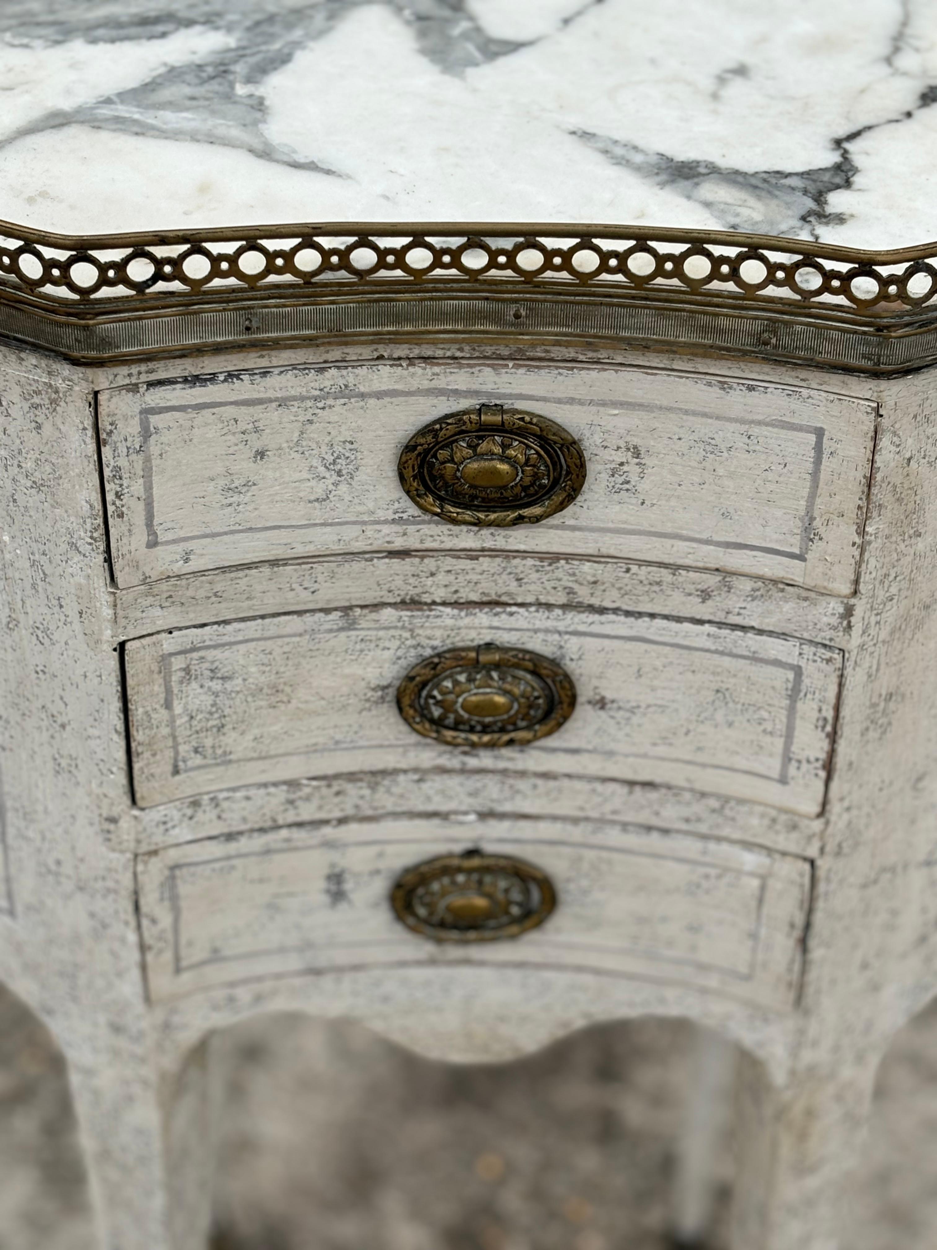 Mesa auxiliar francesa pintada estilo Luis XVI de principios del siglo XX Latón en venta