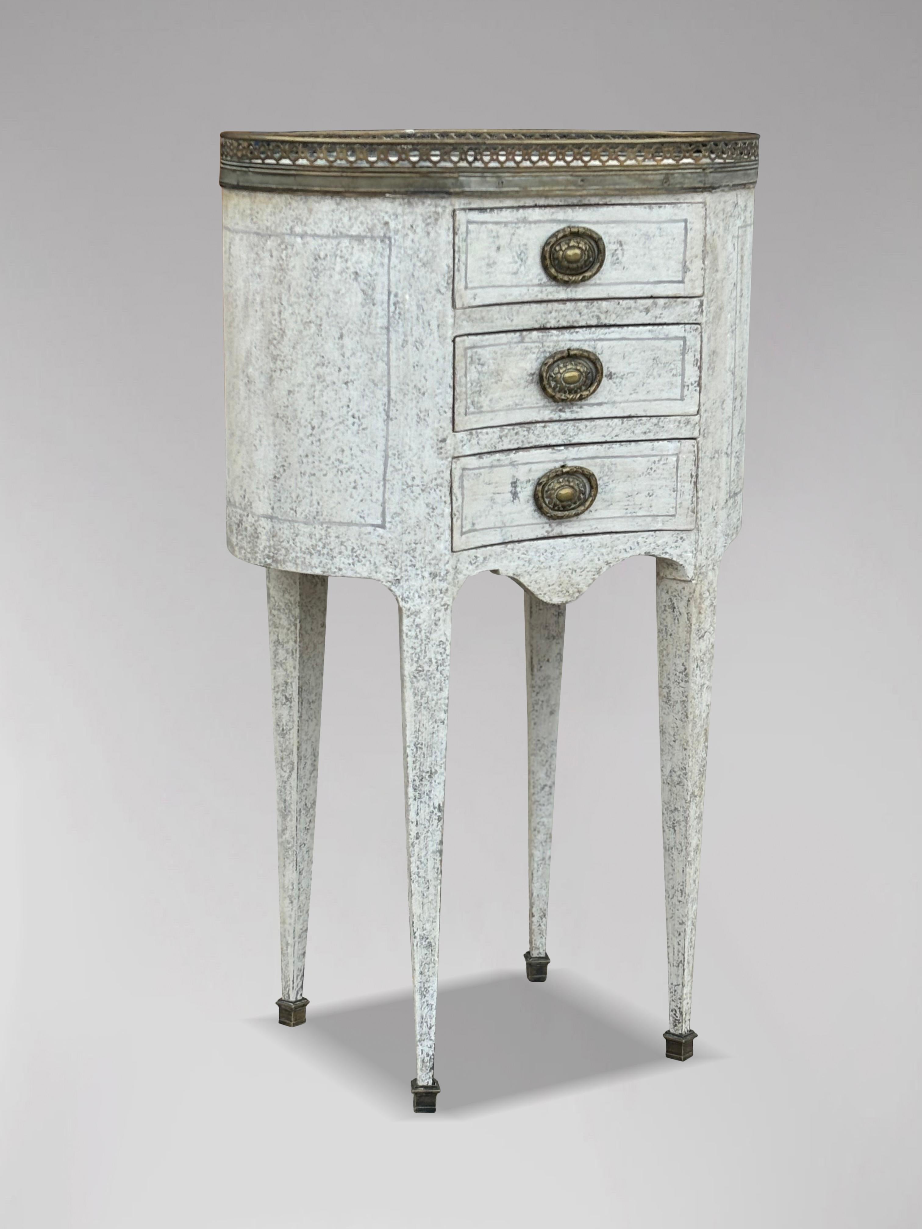 Mesa auxiliar francesa pintada estilo Luis XVI de principios del siglo XX en venta 2