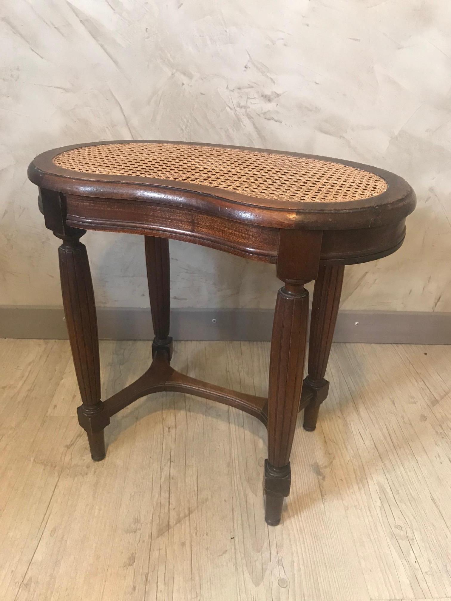 Early 20th century French Louis XVI style walnut and caned Piano bench from the 1900s.

Some scratches on the wood but the seating cane is good condition. 

Original bean shape. Good quality.
