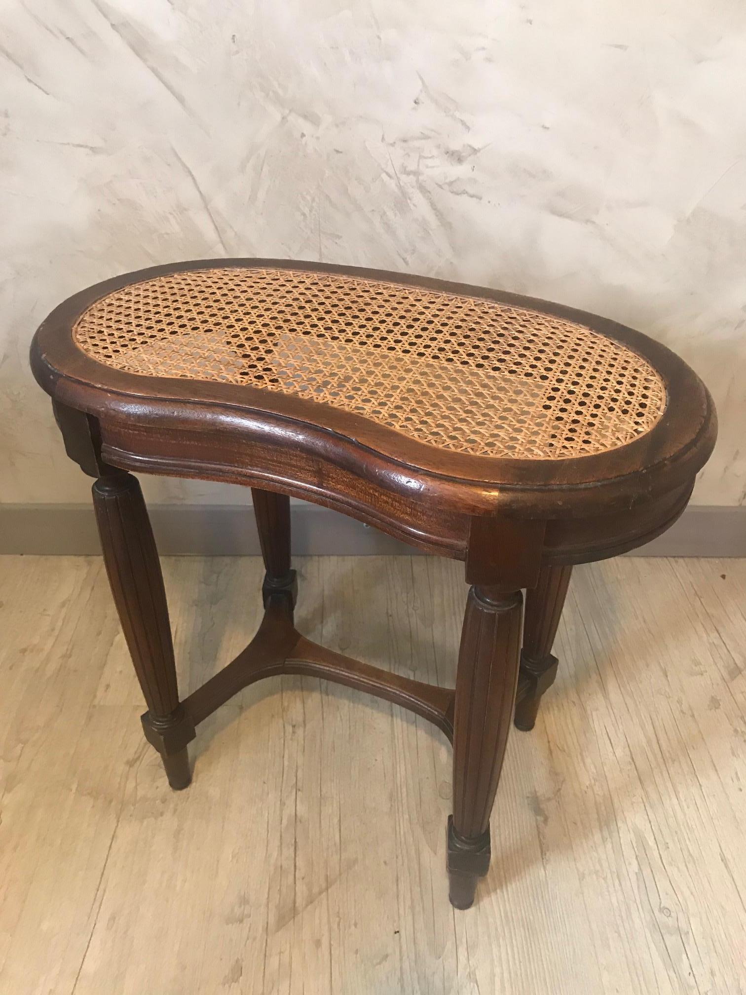 Early 20th Century French Louis XVI Style Walnut and Caned Bench, 1900s In Good Condition For Sale In LEGNY, FR