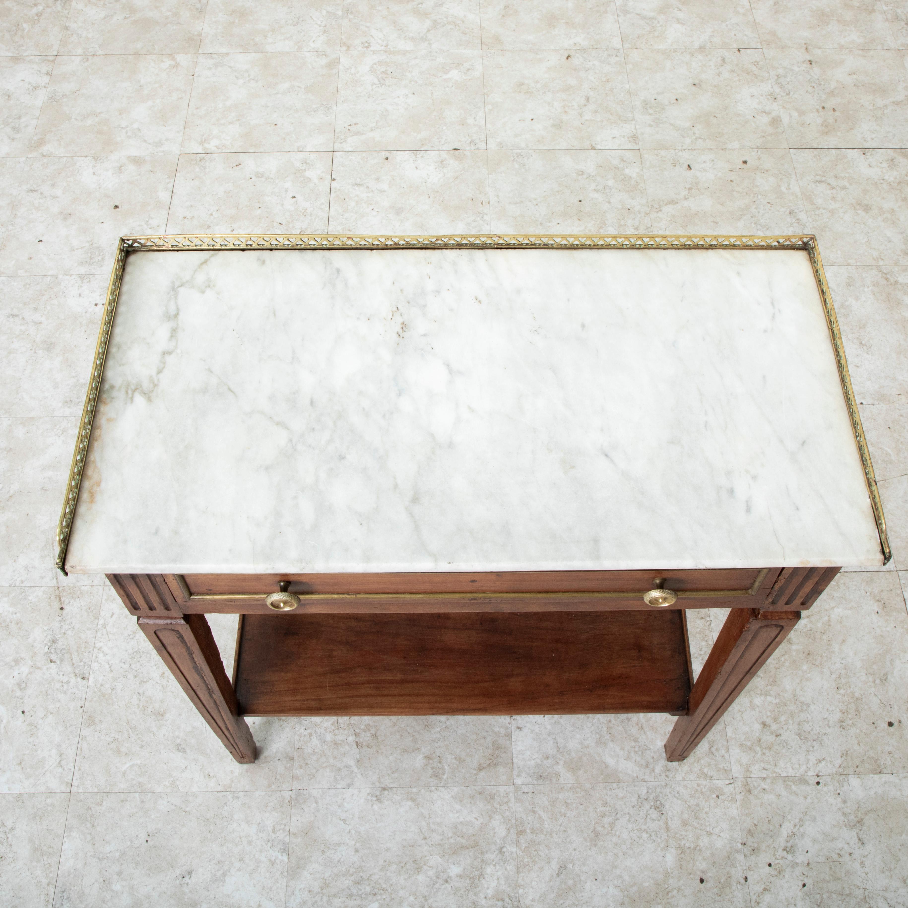 Mesa consola francesa de nogal estilo Luis XVI de principios del siglo XX, tapa de mármol en venta 3