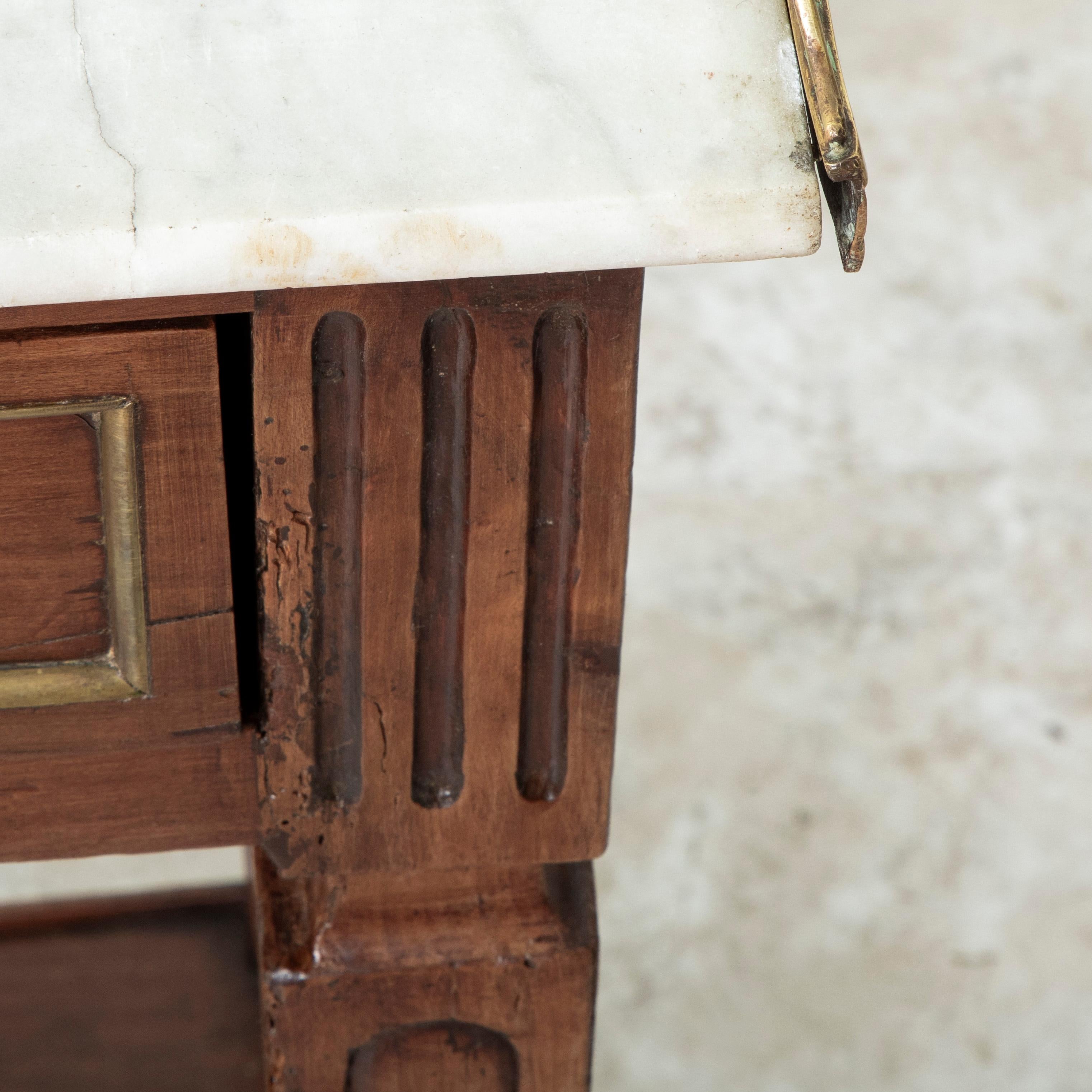 Mesa consola francesa de nogal estilo Luis XVI de principios del siglo XX, tapa de mármol en venta 4