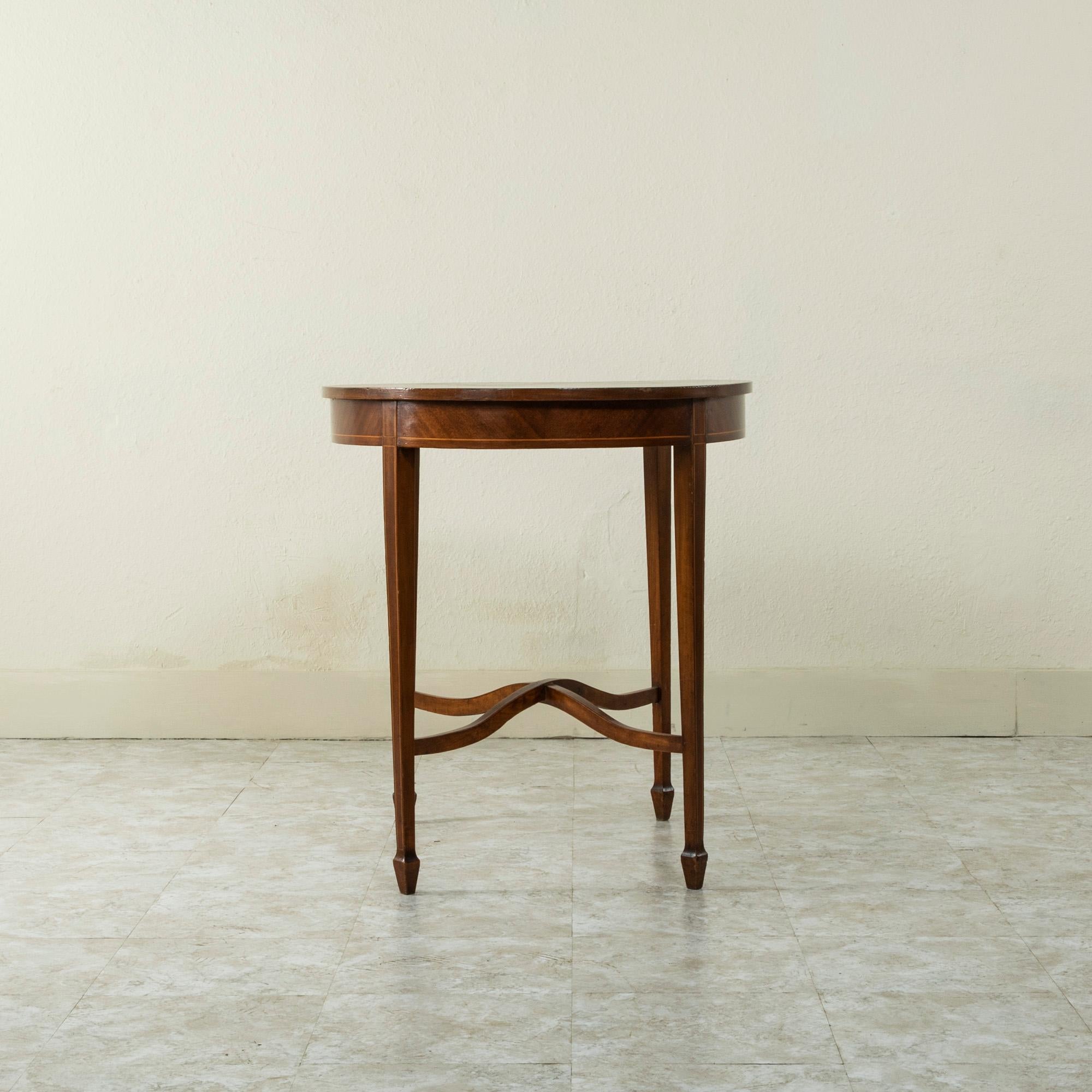 Early 20th Century French Louis XVI Style Walnut Marquetry Side Table, End Table In Good Condition For Sale In Fayetteville, AR