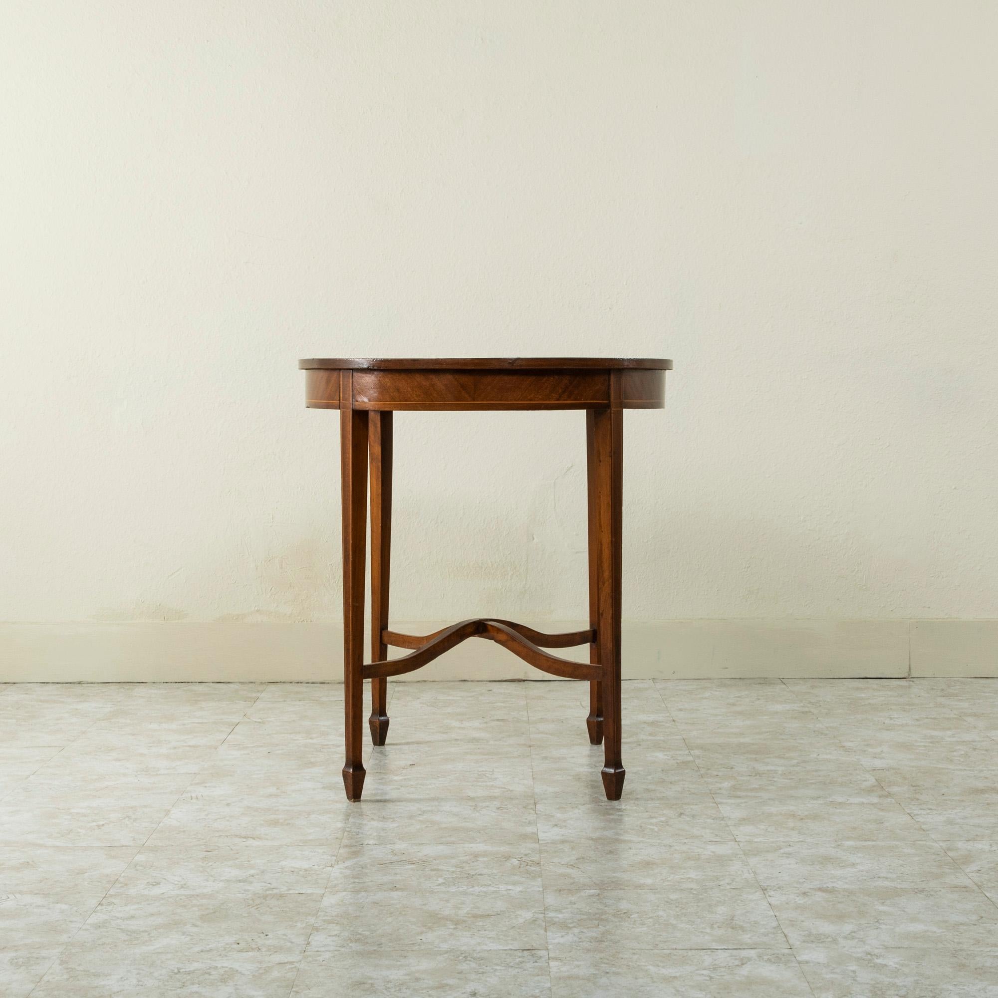 Early 20th Century French Louis XVI Style Walnut Marquetry Side Table, End Table For Sale 1