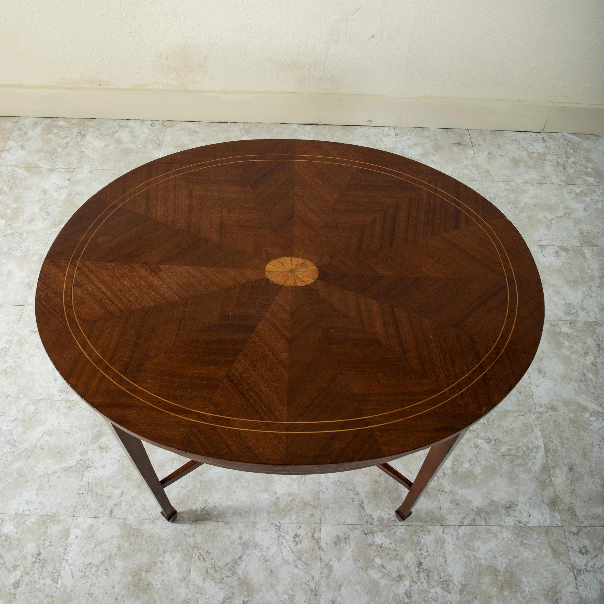Early 20th Century French Louis XVI Style Walnut Marquetry Side Table, End Table For Sale 2
