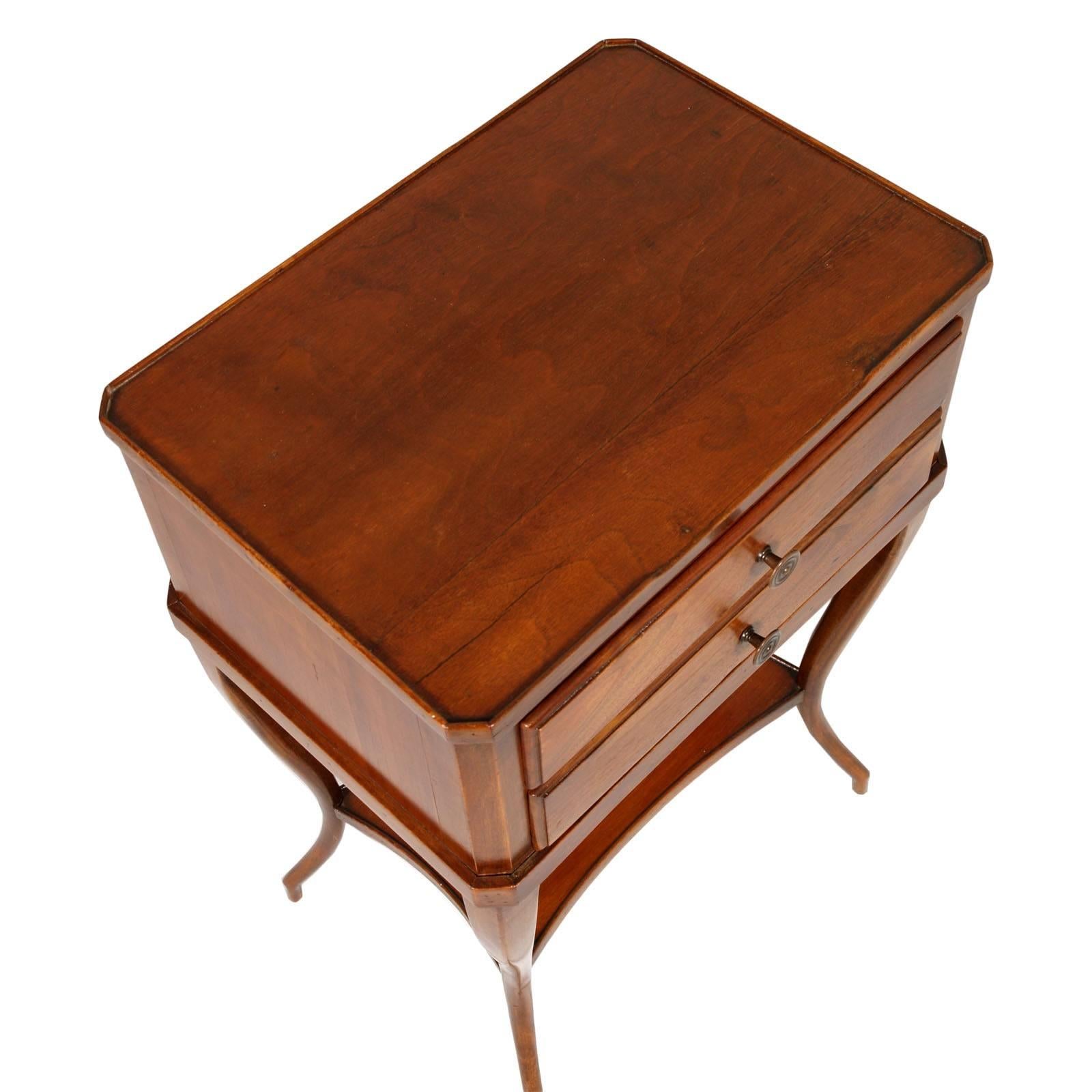 Early 20th century French Louis XVI, little table, cabinet, nightstand in walnut wax-polished. Very elegant, in excellent patina e conditions

Measures cm: H 66, W 43, D 30 (shelf height 27cm).