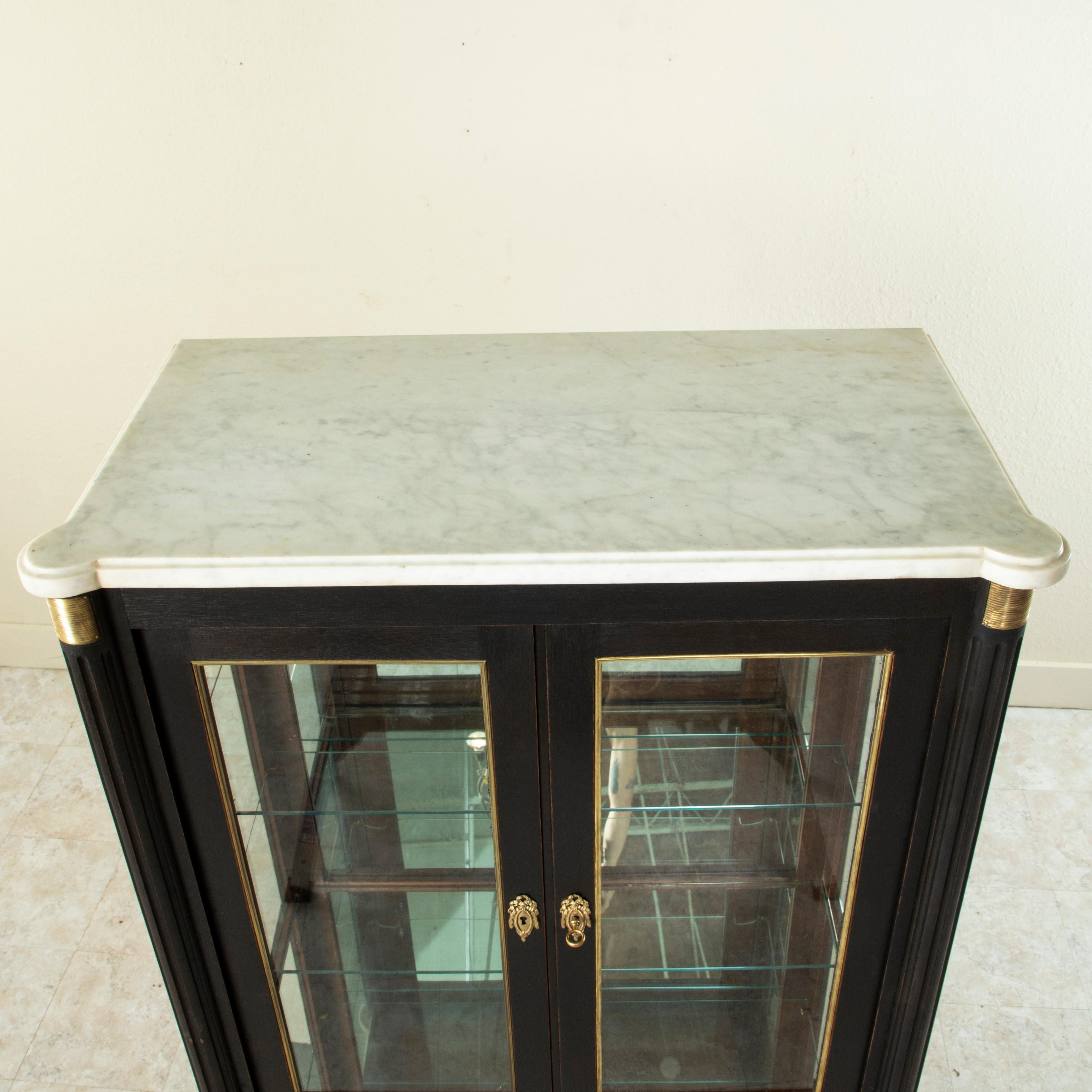 Early 20th Century French Louis XVI Vitrine with White Marble Top, Bronze 9