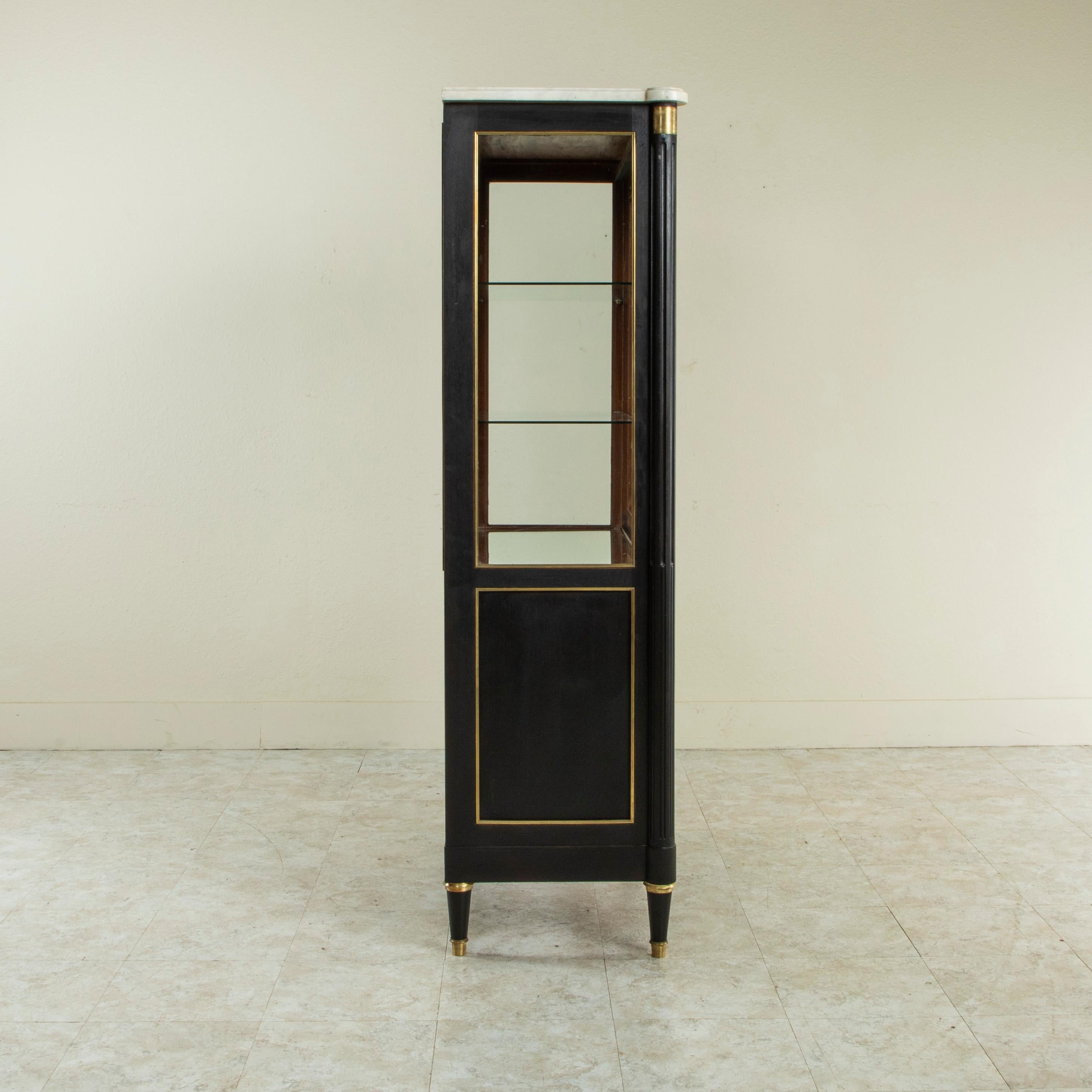 Painted Early 20th Century French Louis XVI Vitrine with White Marble Top, Bronze