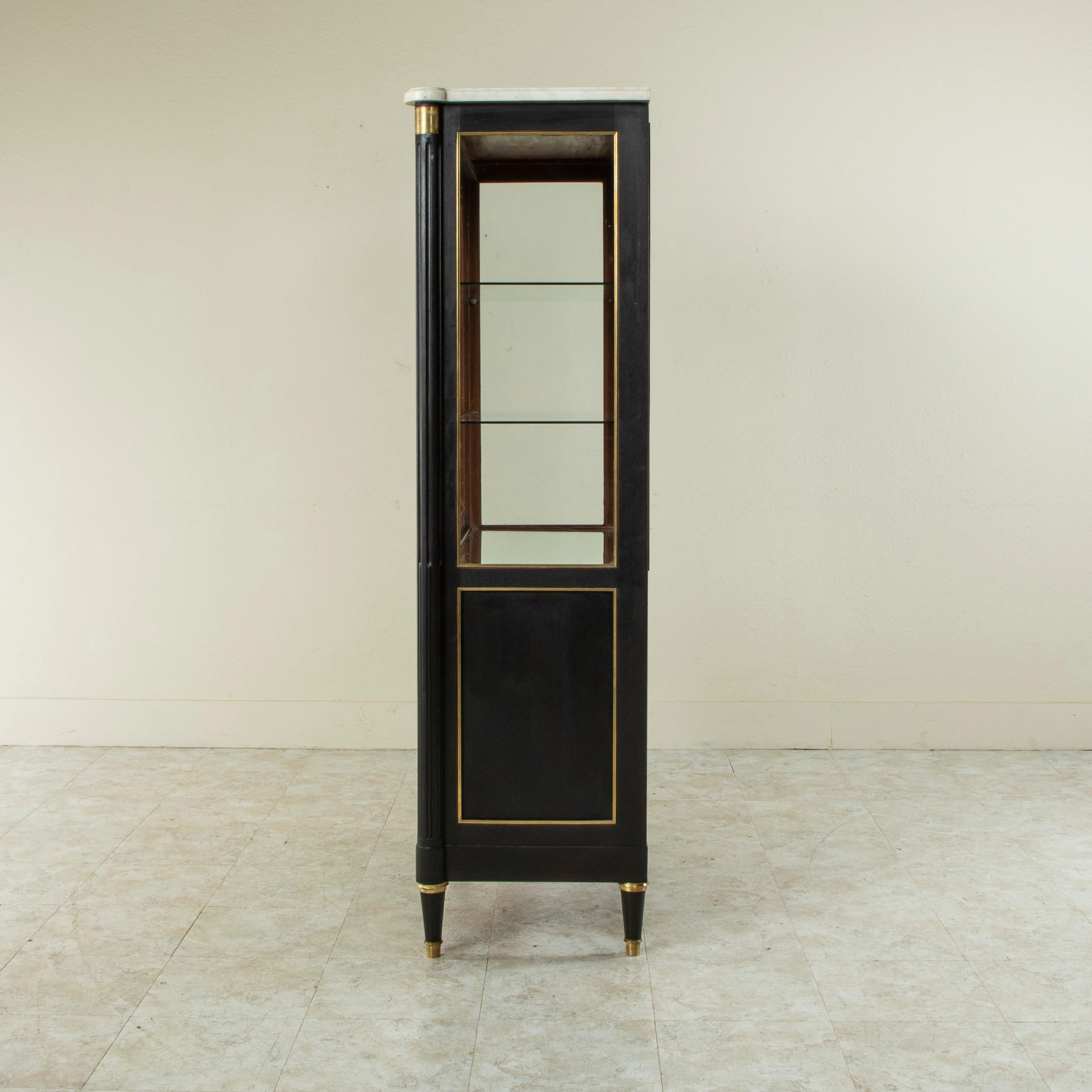 Early 20th Century French Louis XVI Vitrine with White Marble Top, Bronze 1