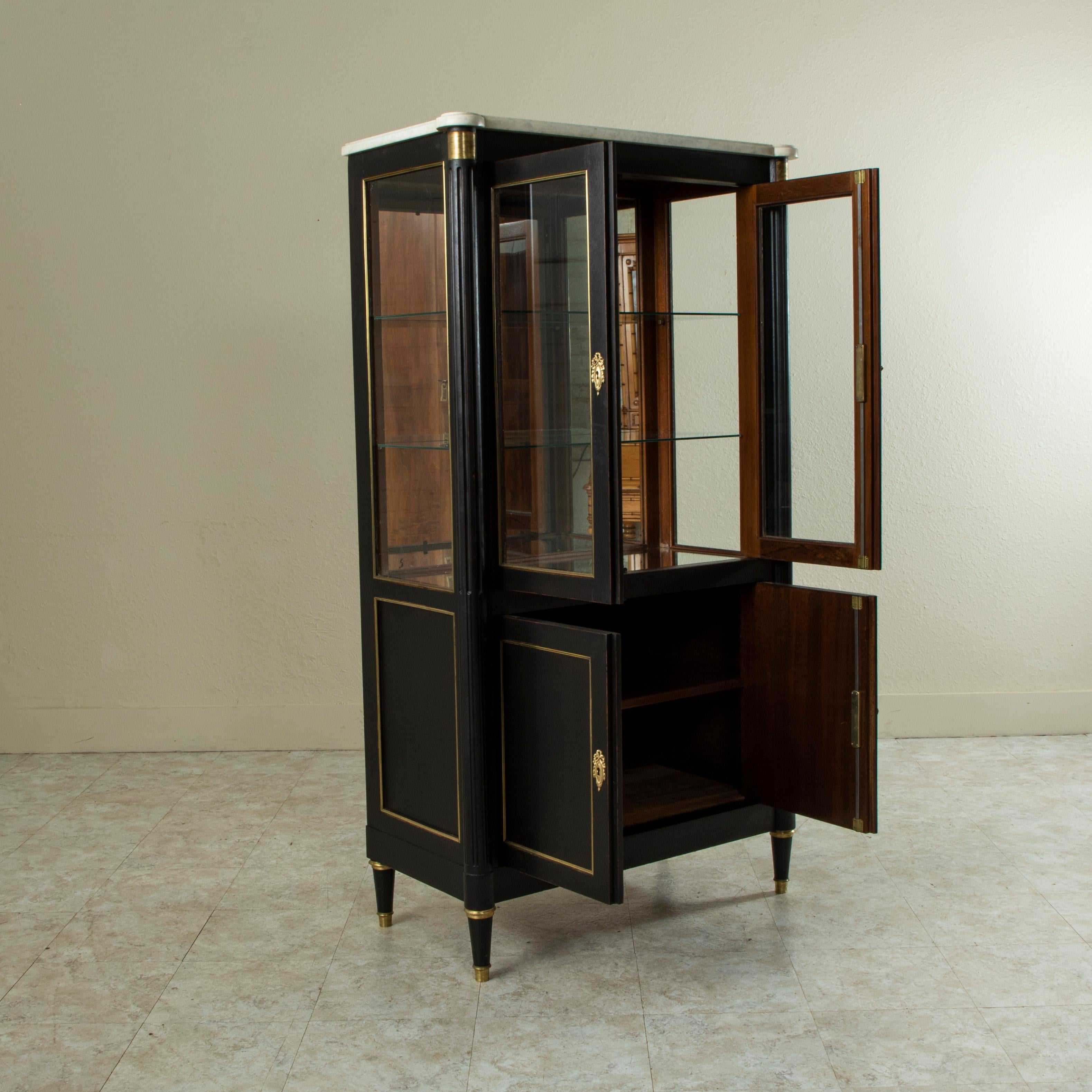 Early 20th Century French Louis XVI Vitrine with White Marble Top, Bronze 2