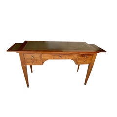 Escritorio francés Luis XVI de principios del siglo XX con tapa de cuero de nogal