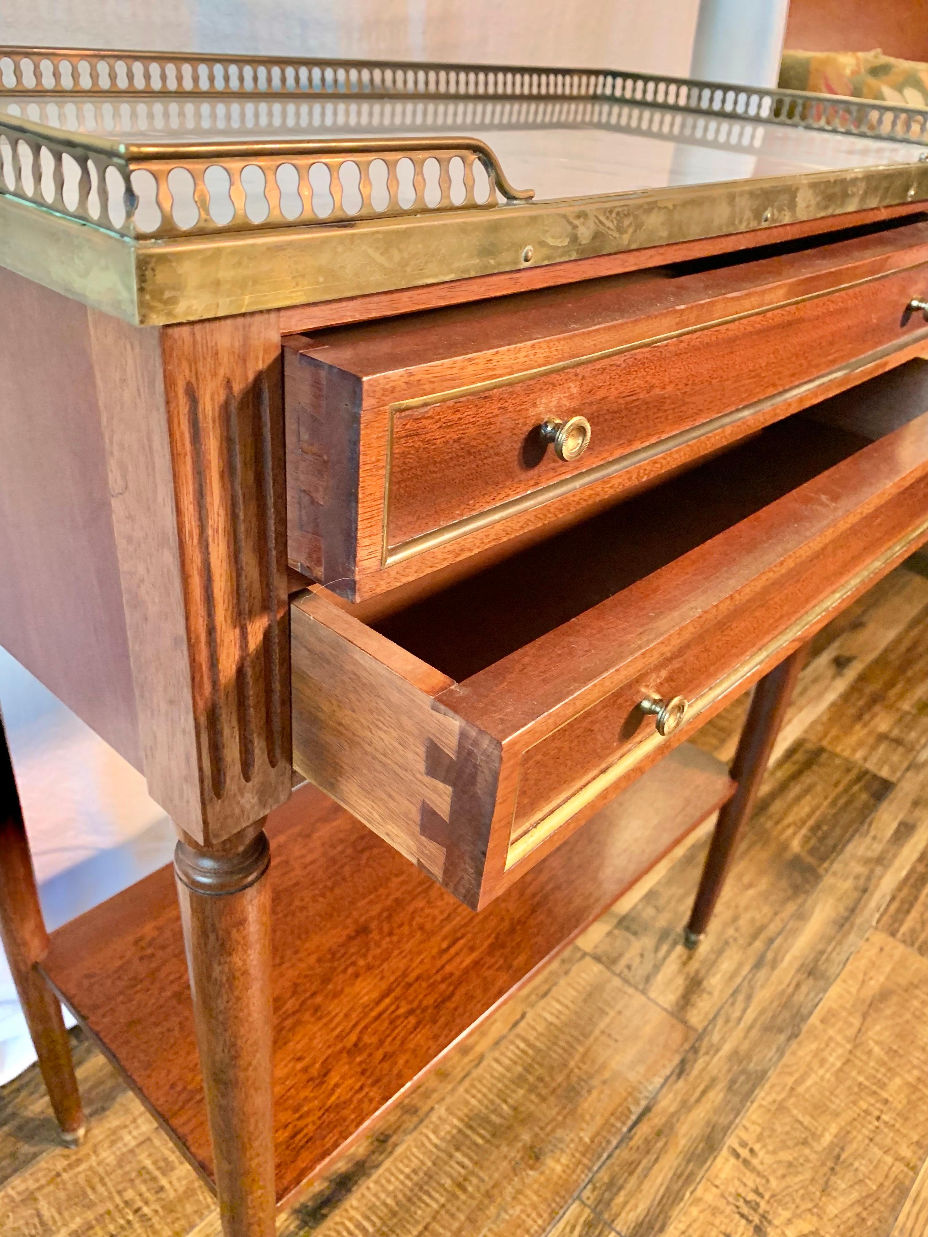 Table d'appoint Louis XVI en noyer, marbre et laiton du début du 20th Century French Louis XVI Gallery Side-Gallery en vente 3