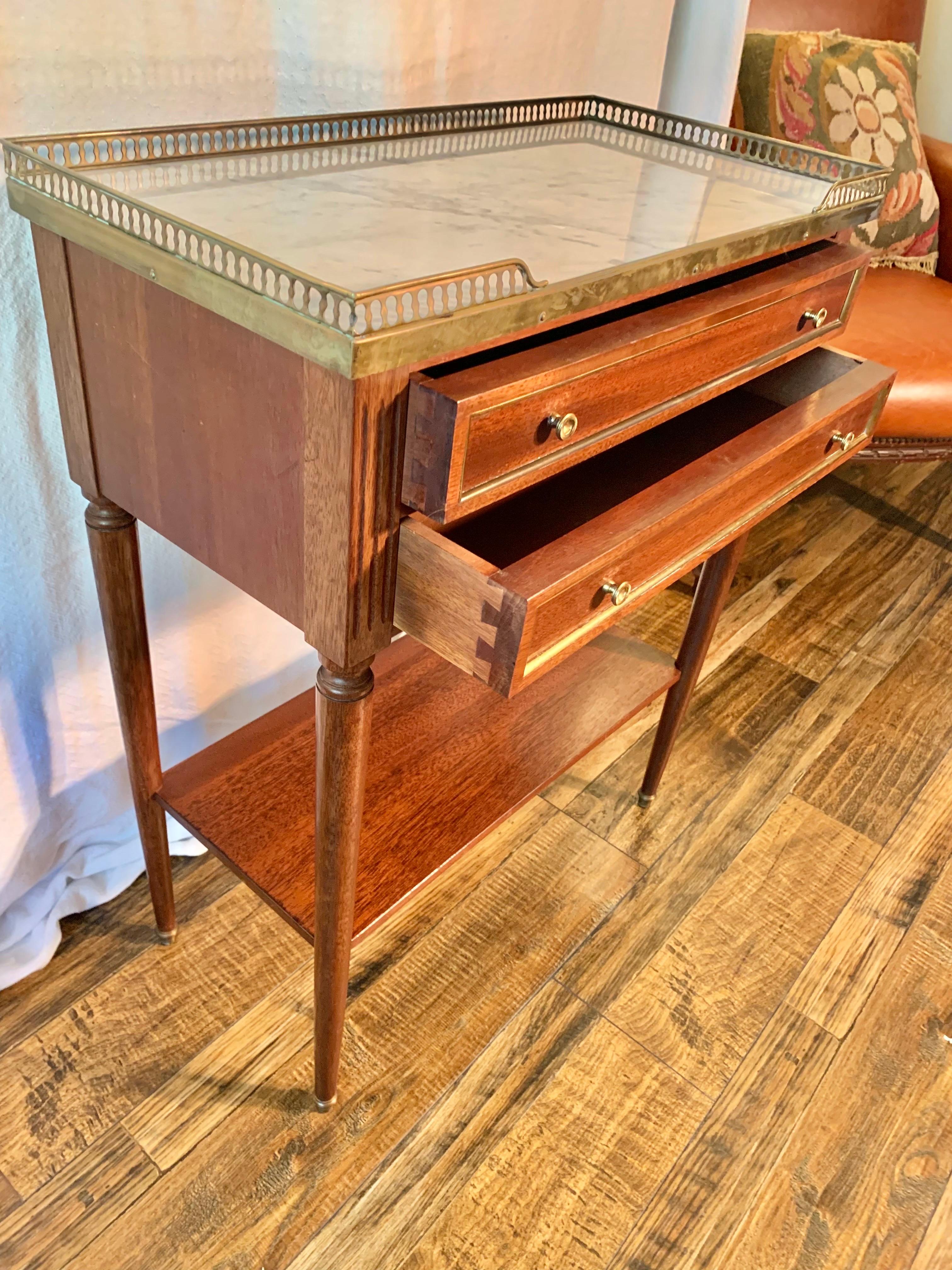 Table d'appoint Louis XVI en noyer, marbre et laiton du début du 20th Century French Louis XVI Gallery Side-Gallery en vente 4