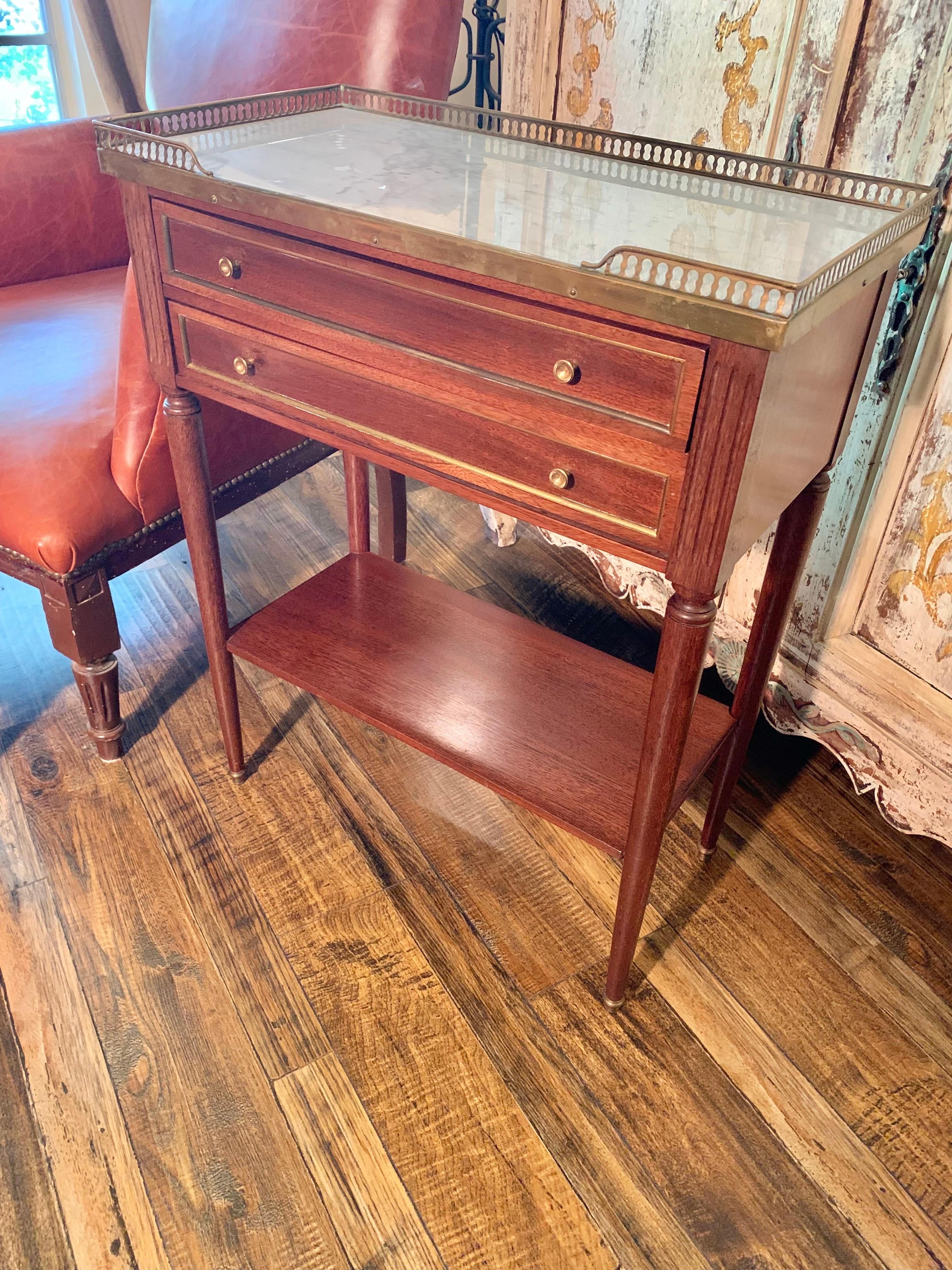 Table d'appoint Louis XVI en noyer, marbre et laiton du début du 20th Century French Louis XVI Gallery Side-Gallery en vente 5