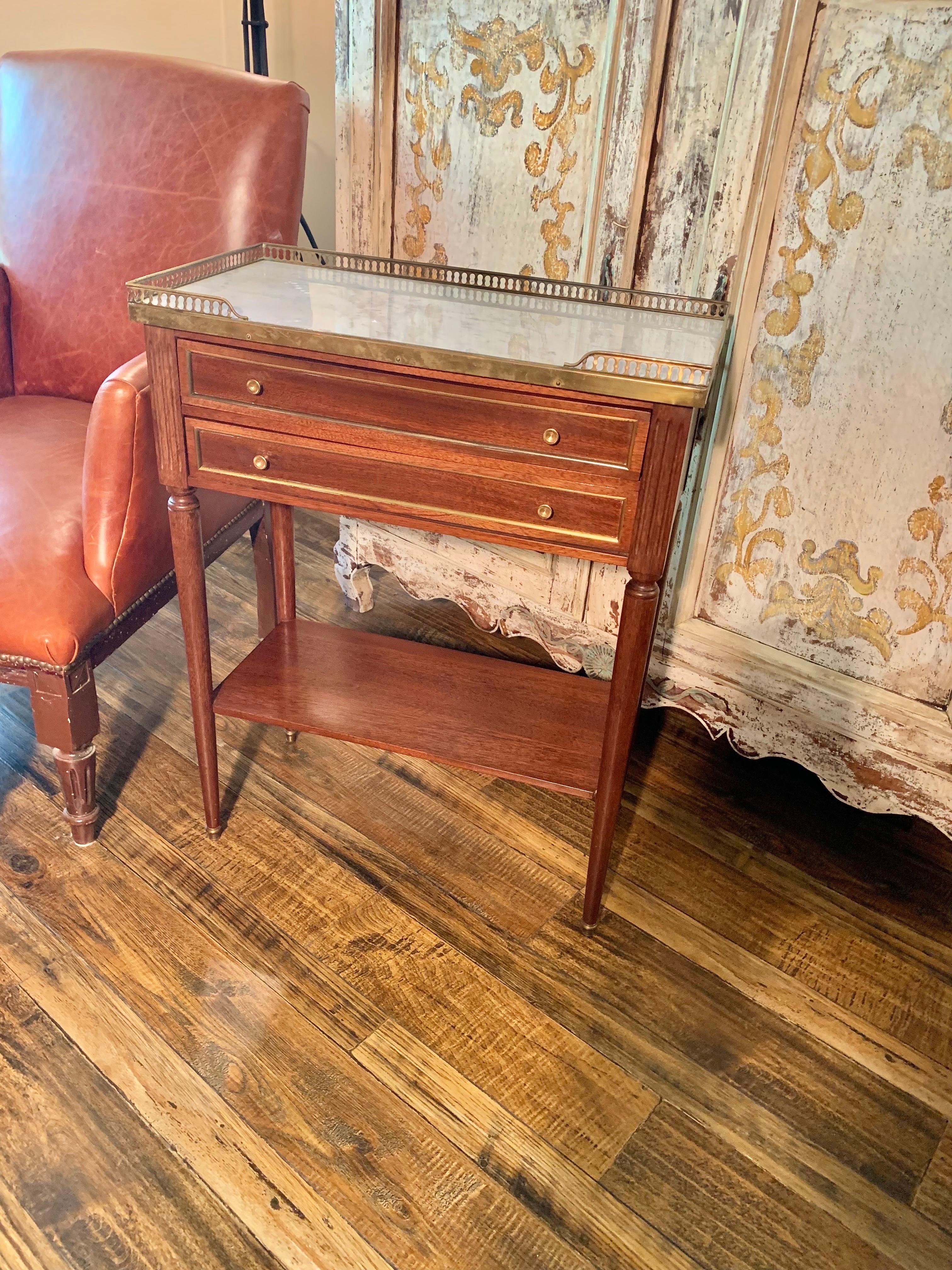 Table d'appoint Louis XVI en noyer, marbre et laiton du début du 20th Century French Louis XVI Gallery Side-Gallery en vente 7