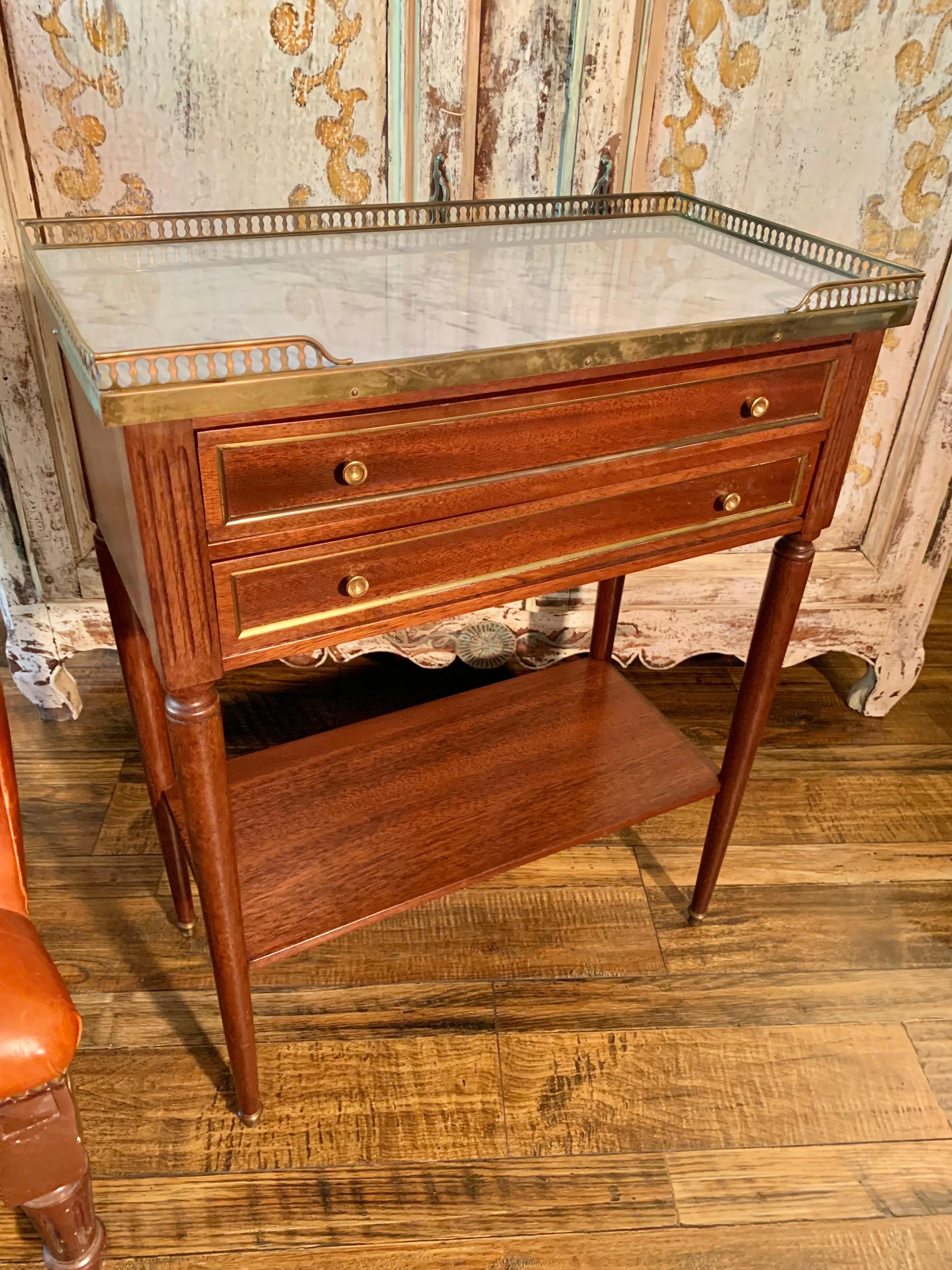 Table d'appoint Louis XVI en noyer, marbre et laiton du début du 20th Century French Louis XVI Gallery Side-Gallery en vente 9