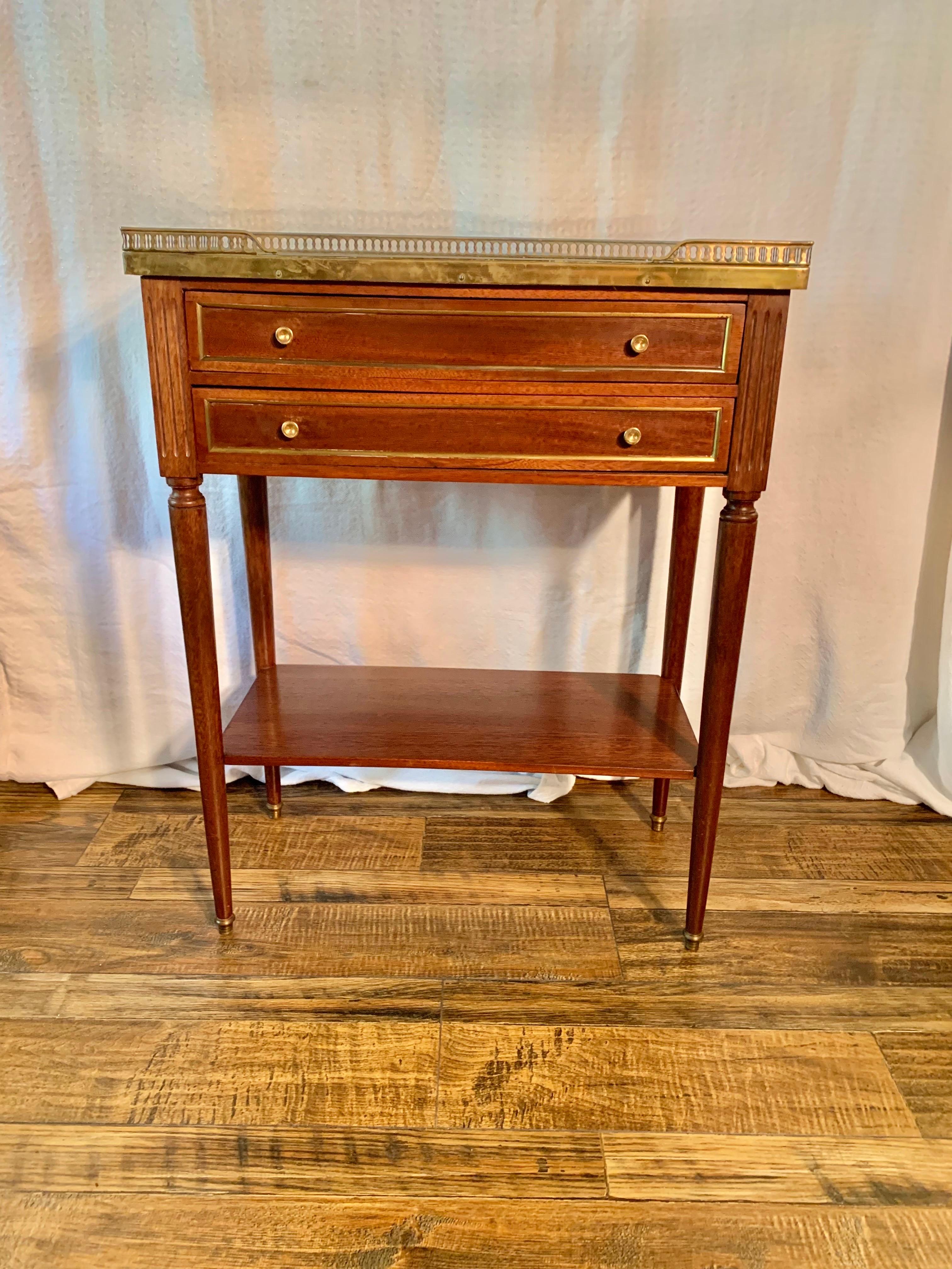 Table d'appoint Louis XVI en noyer, marbre et laiton du début du 20th Century French Louis XVI Gallery Side-Gallery en vente 10
