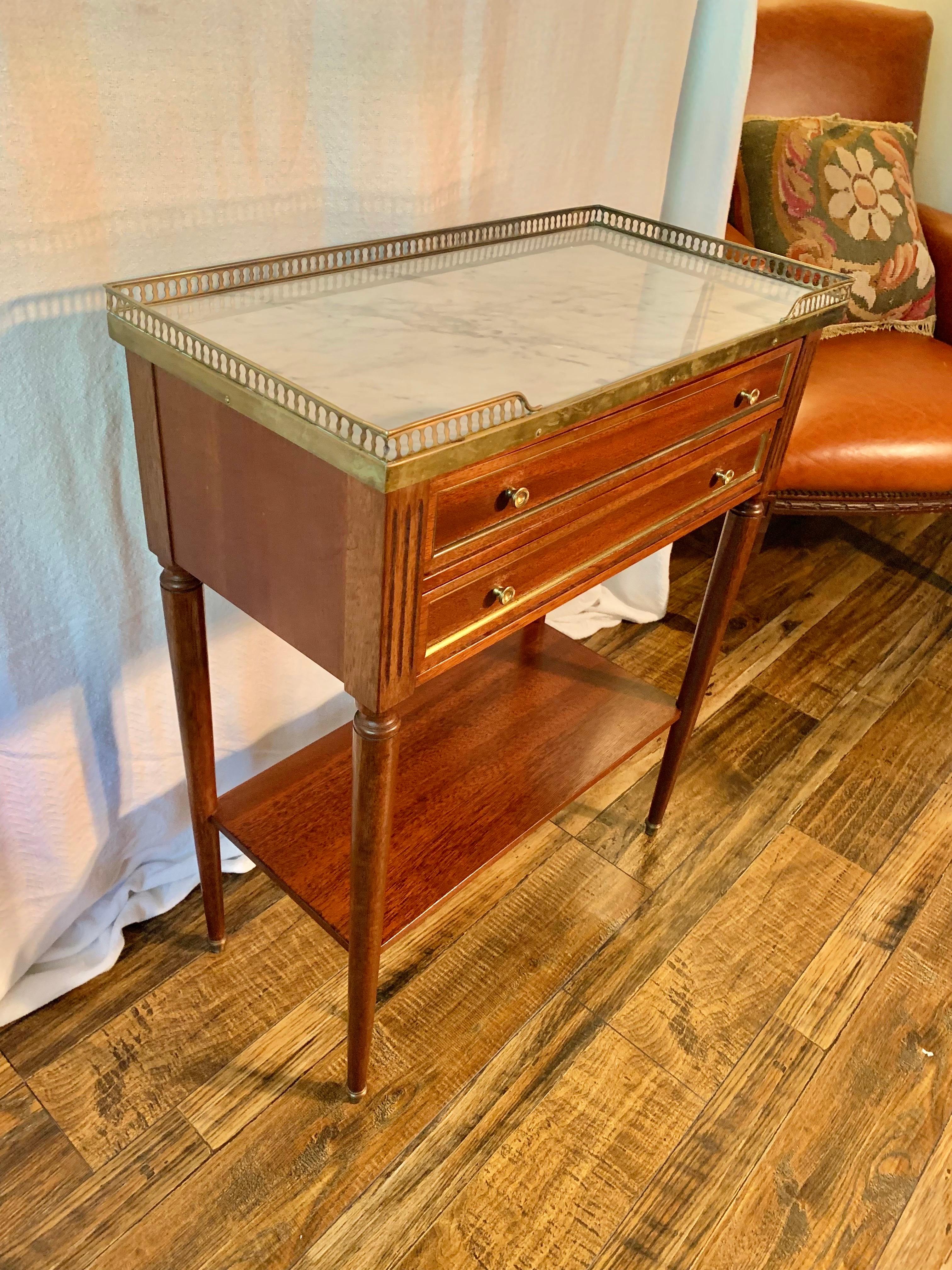 Table d'appoint Louis XVI en noyer, marbre et laiton du début du 20th Century French Louis XVI Gallery Side-Gallery en vente 11