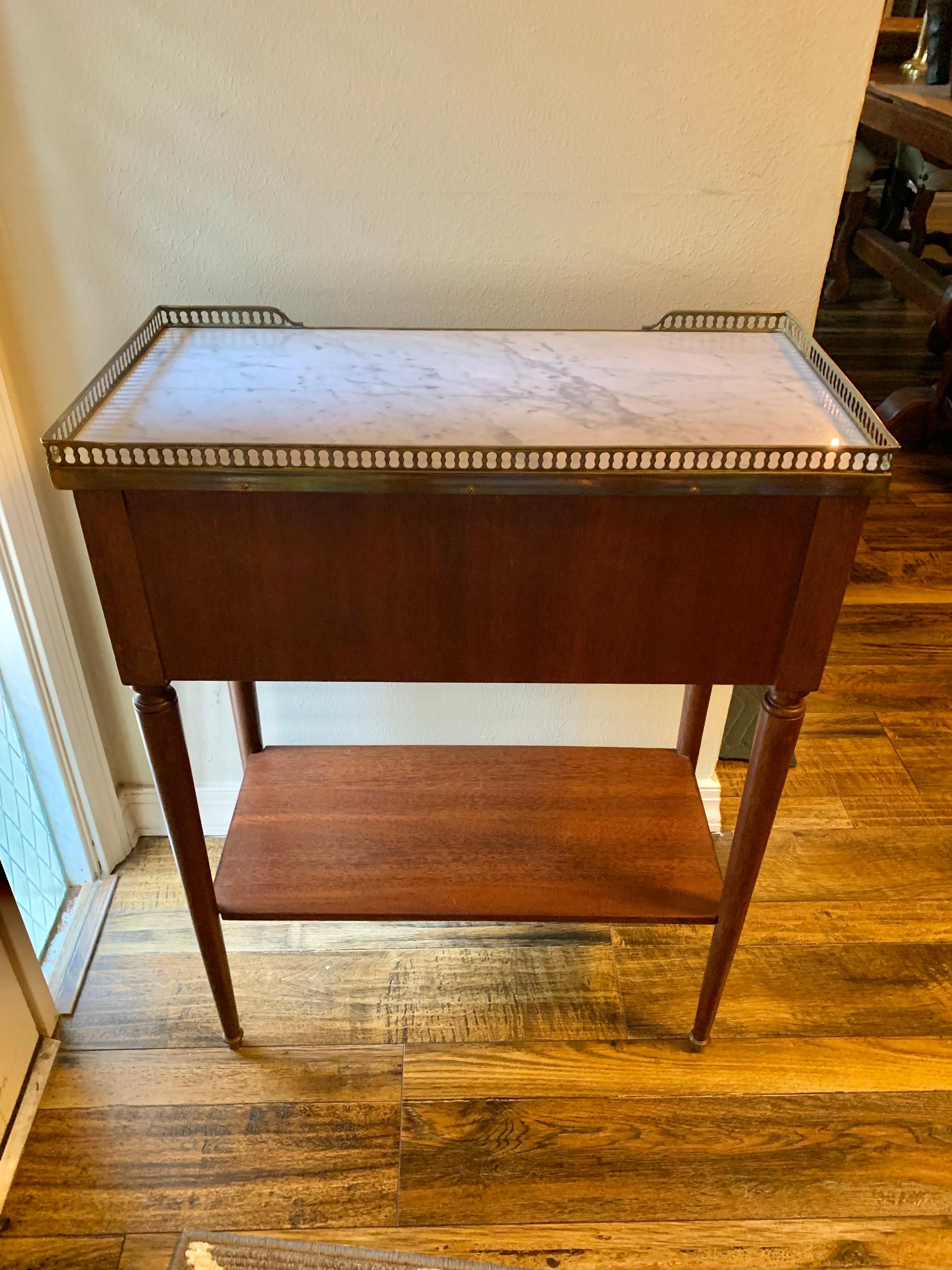 Table d'appoint Louis XVI en noyer, marbre et laiton du début du 20th Century French Louis XVI Gallery Side-Gallery en vente 12