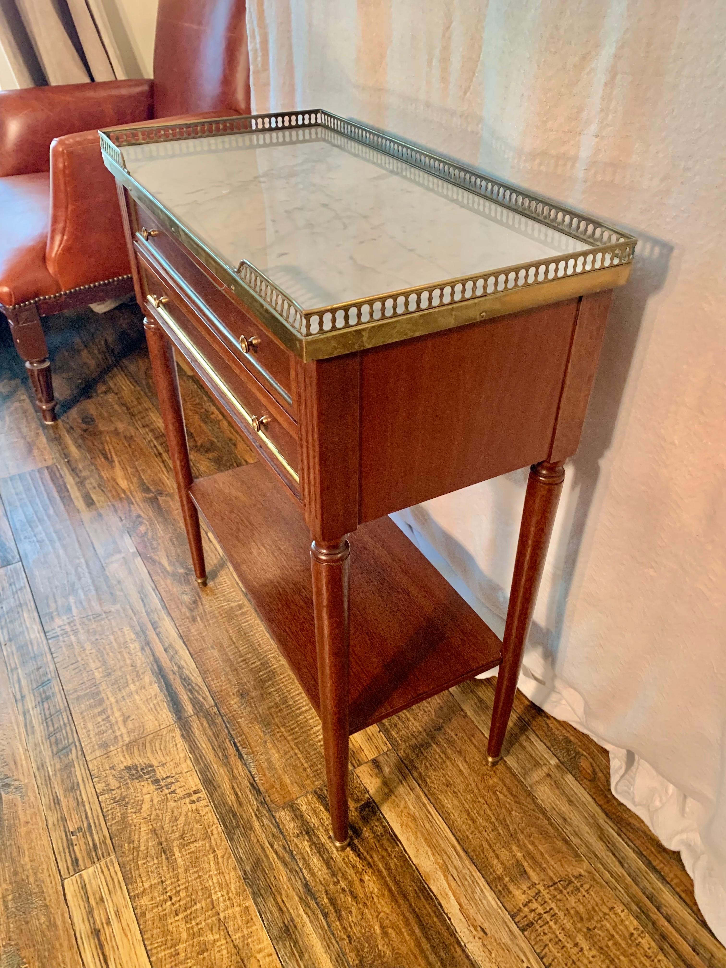 Français Table d'appoint Louis XVI en noyer, marbre et laiton du début du 20th Century French Louis XVI Gallery Side-Gallery en vente