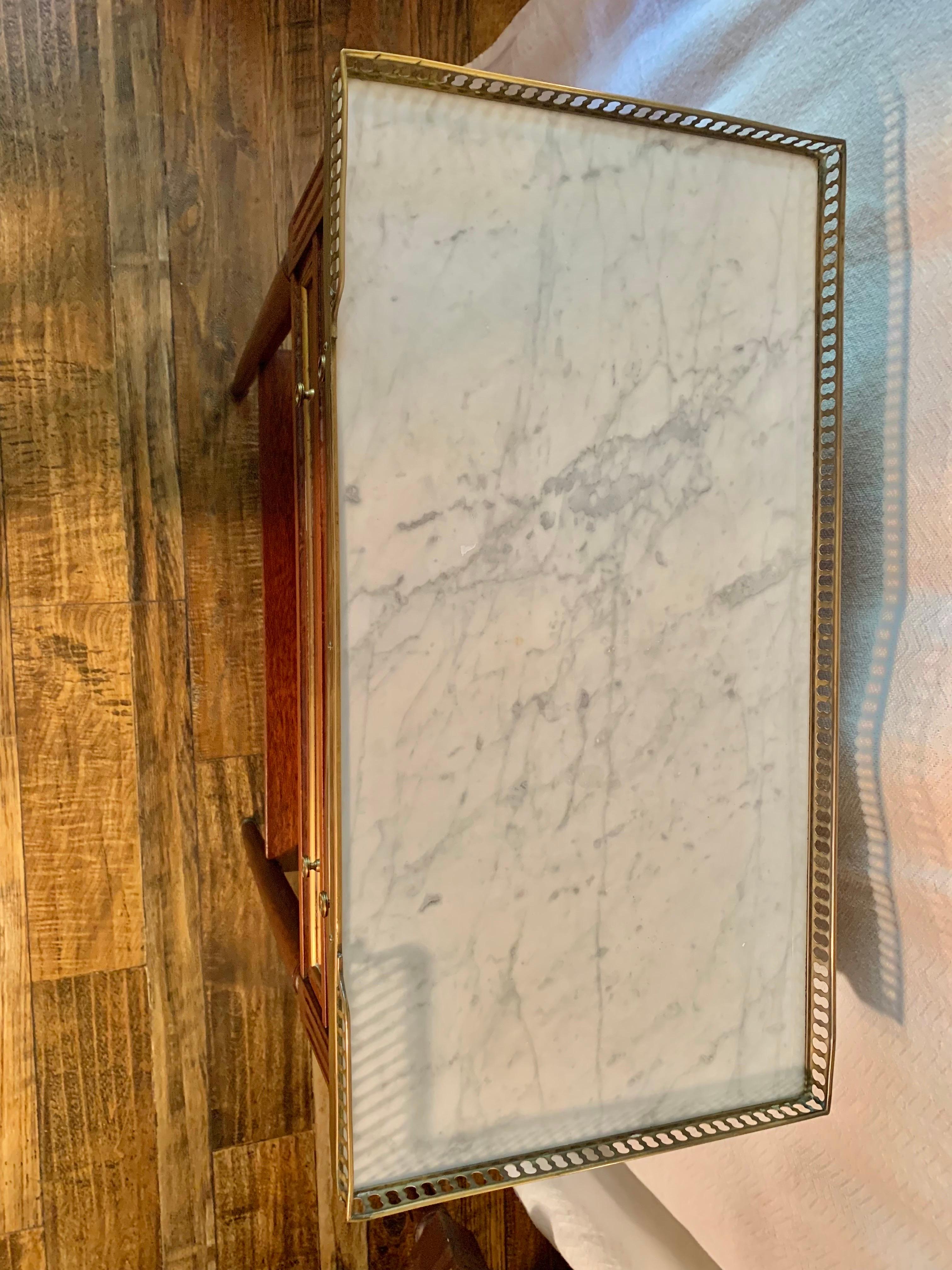 Fait main Table d'appoint Louis XVI en noyer, marbre et laiton du début du 20th Century French Louis XVI Gallery Side-Gallery en vente