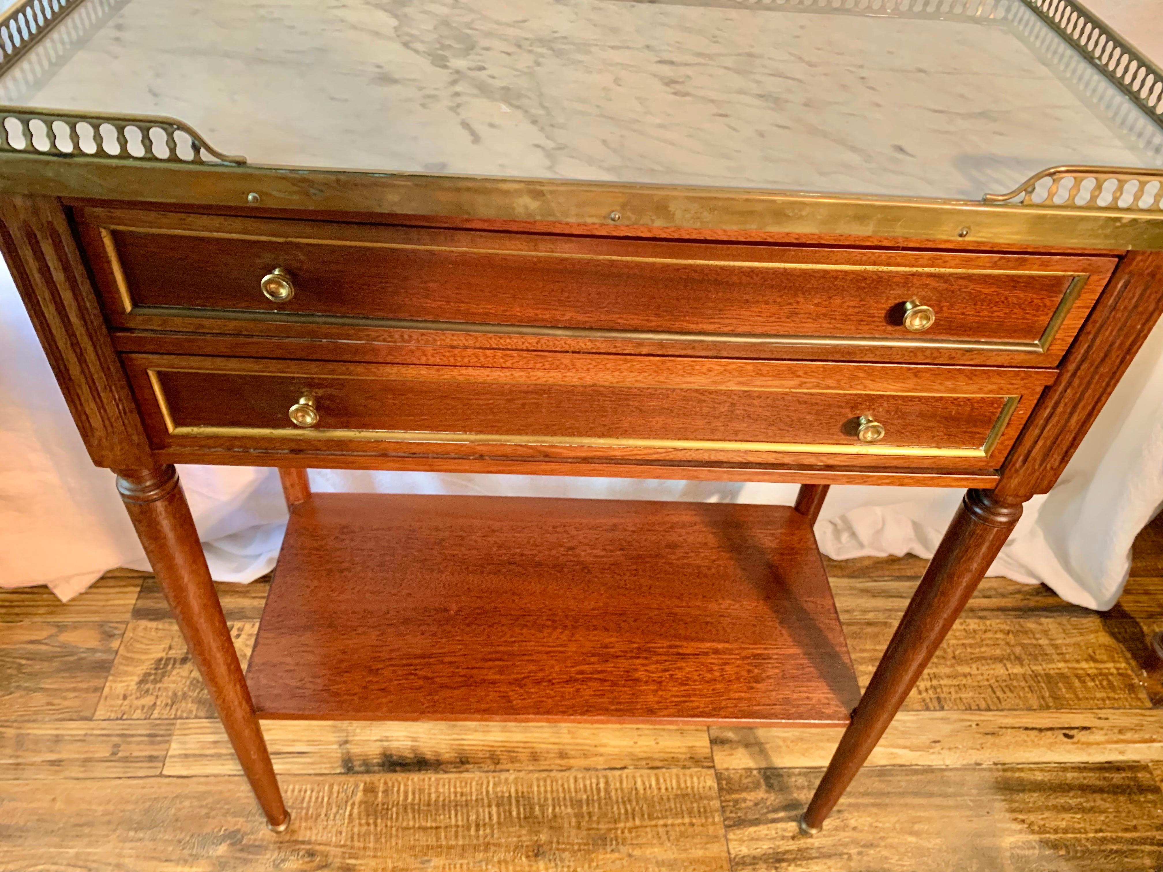 20ième siècle Table d'appoint Louis XVI en noyer, marbre et laiton du début du 20th Century French Louis XVI Gallery Side-Gallery en vente