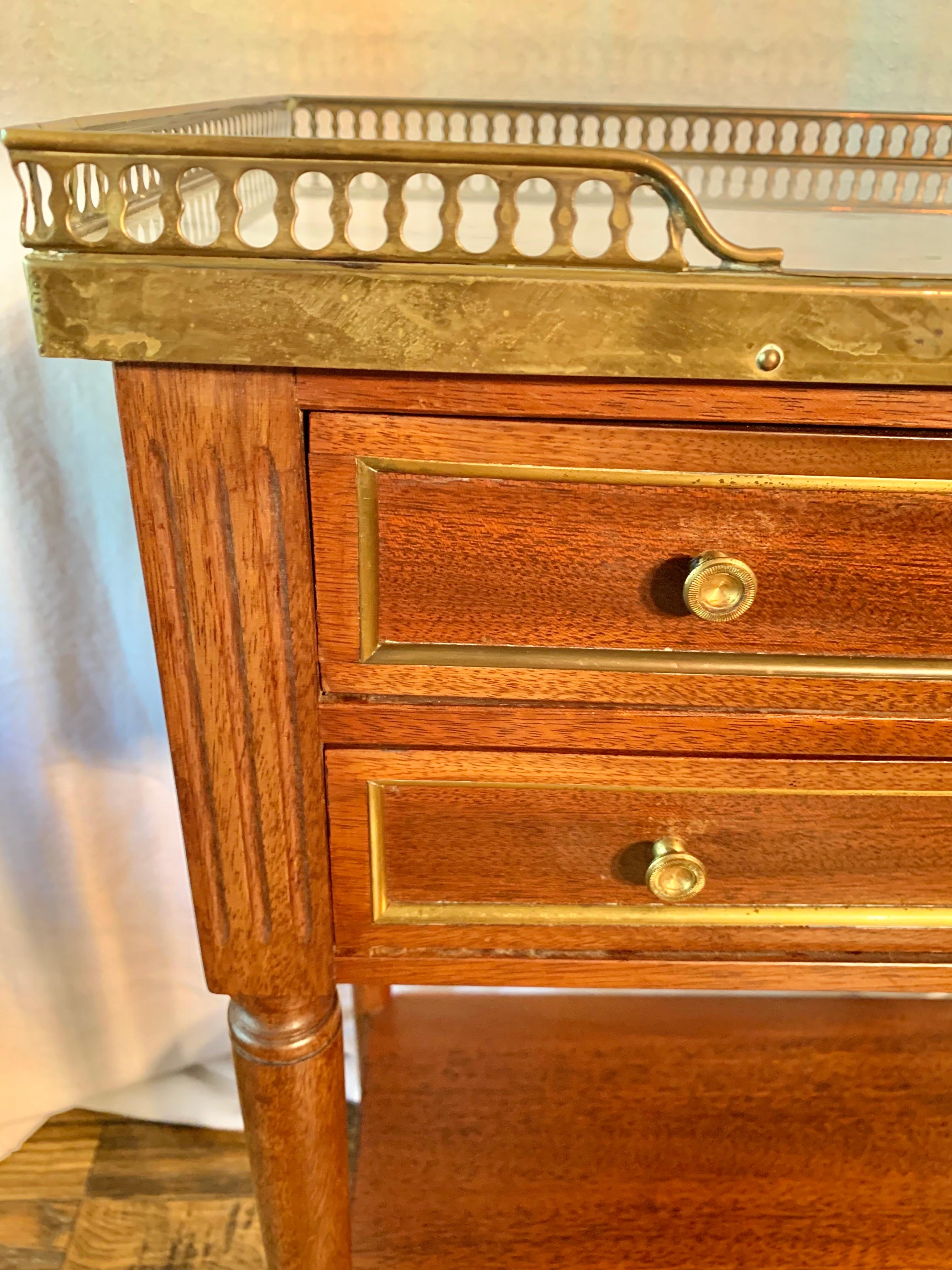 Laiton Table d'appoint Louis XVI en noyer, marbre et laiton du début du 20th Century French Louis XVI Gallery Side-Gallery en vente