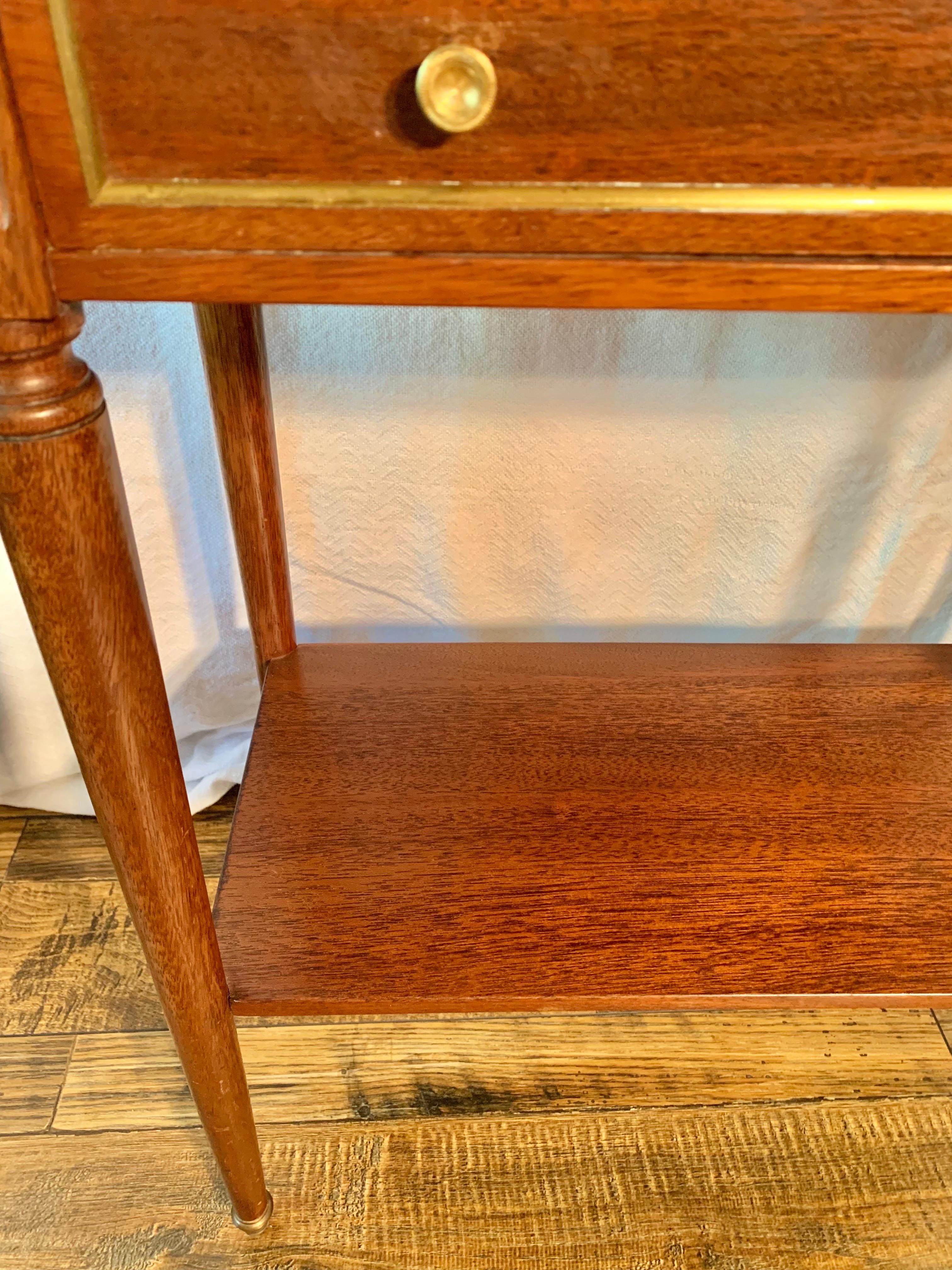 Table d'appoint Louis XVI en noyer, marbre et laiton du début du 20th Century French Louis XVI Gallery Side-Gallery en vente 1