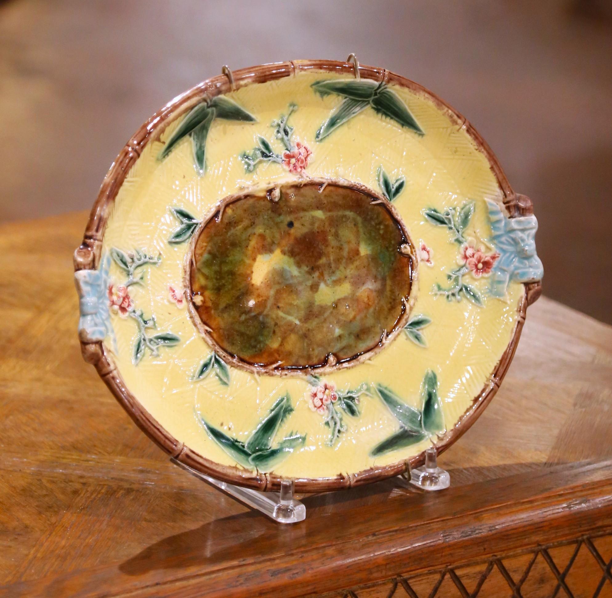 Français Plat à suspendre en majolique française à motifs floraux du début du 20e siècle en vente