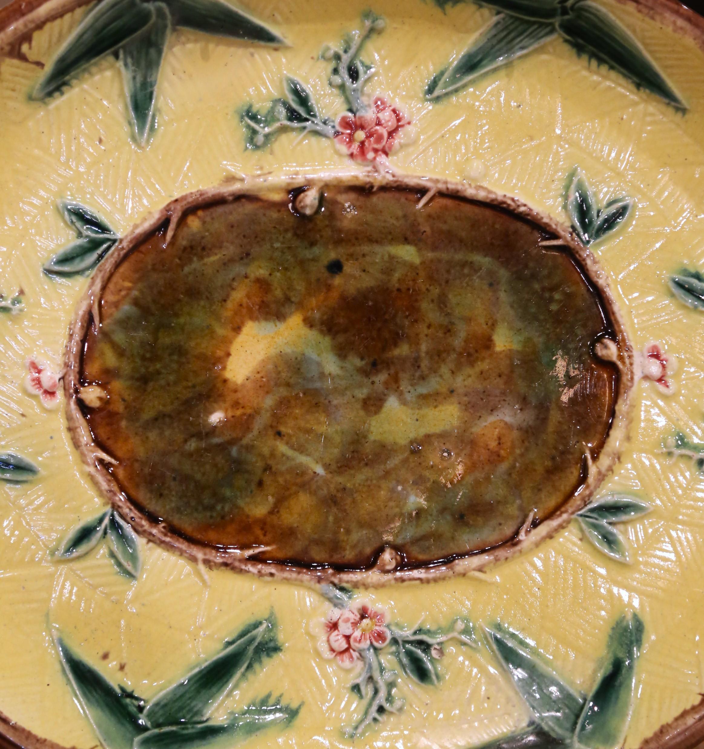 Peint à la main Plat à suspendre en majolique française à motifs floraux du début du 20e siècle en vente