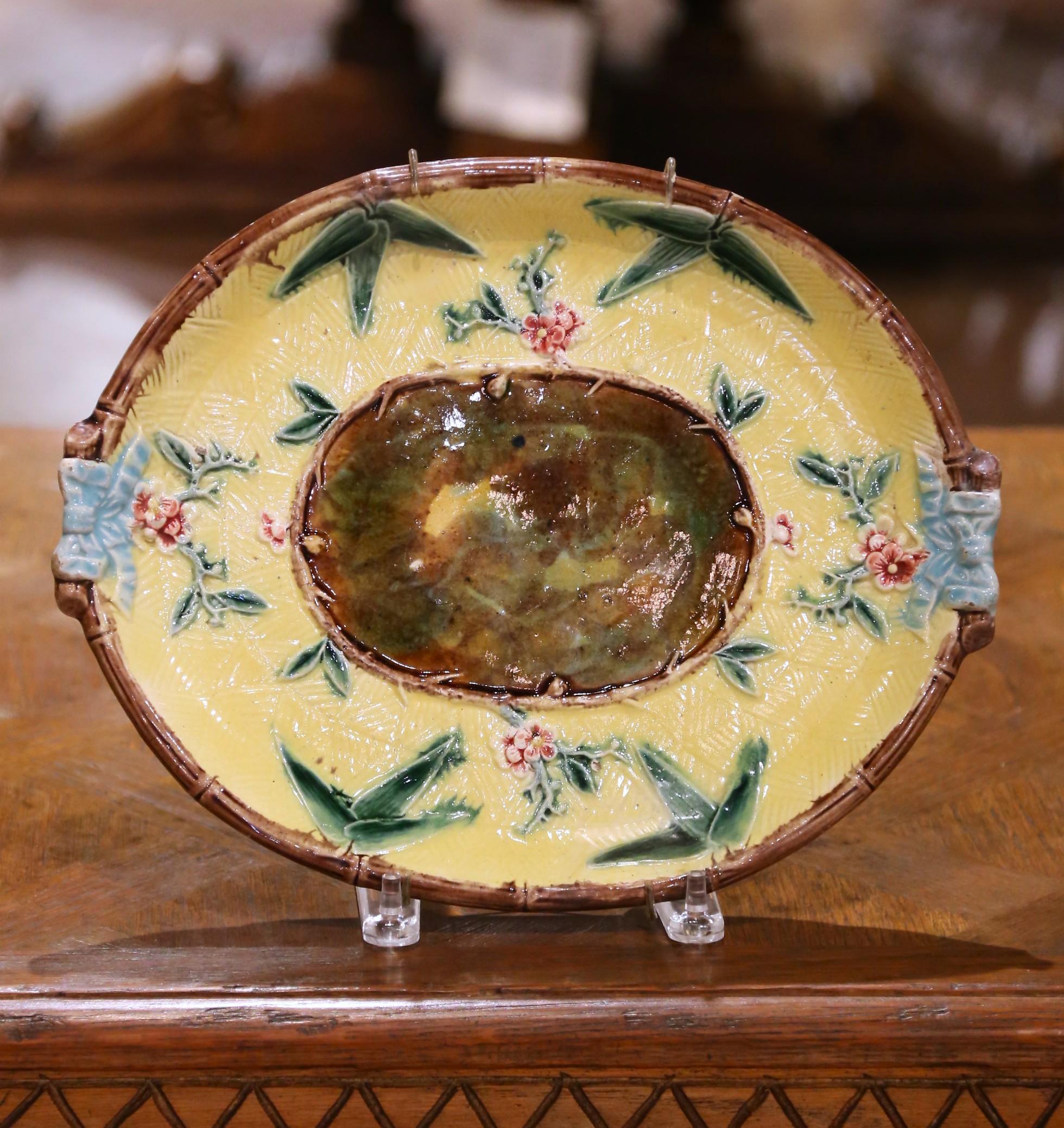 Plat à suspendre en majolique française à motifs floraux du début du 20e siècle Excellent état - En vente à Dallas, TX