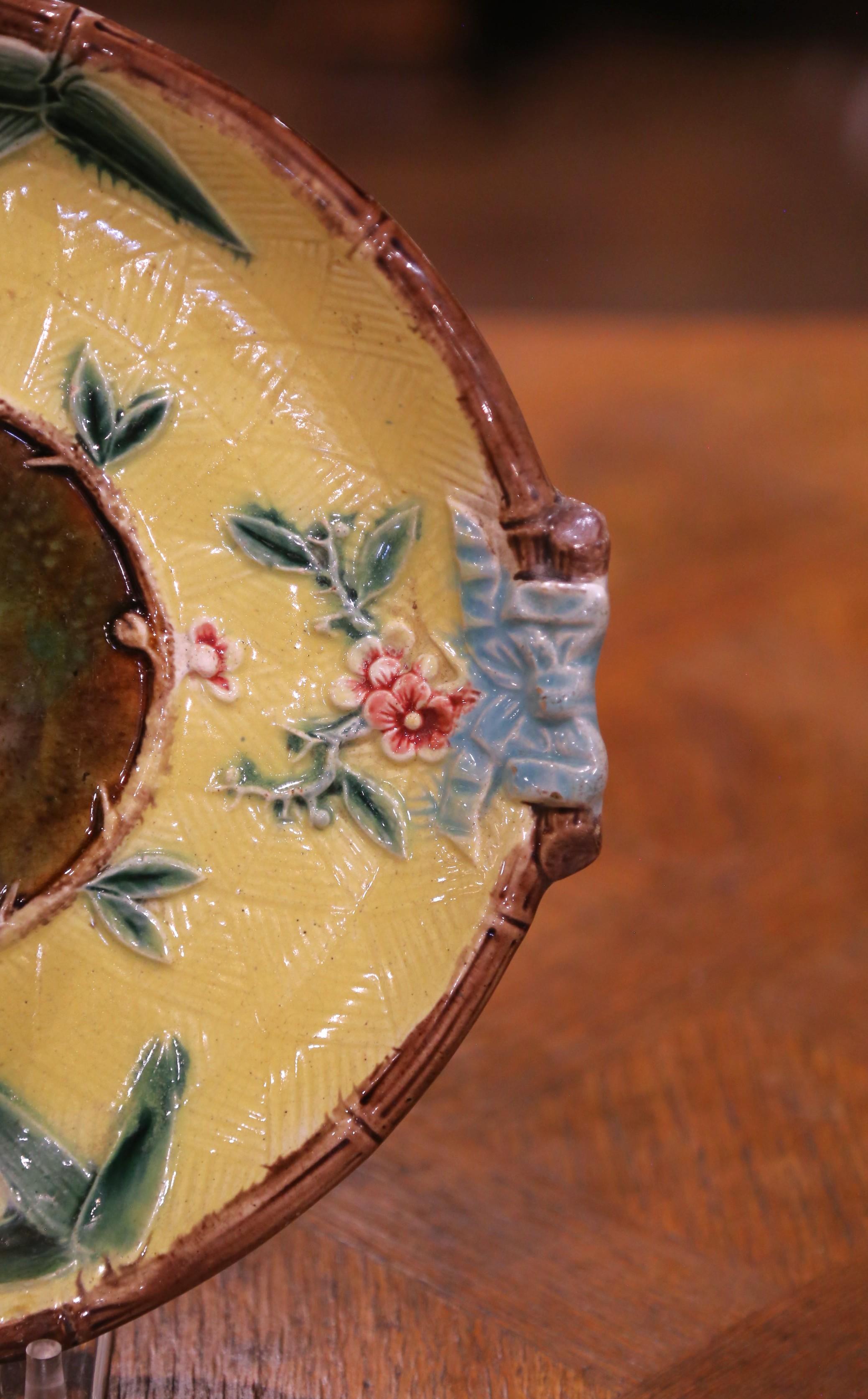 Faïence Plat à suspendre en majolique française à motifs floraux du début du 20e siècle en vente