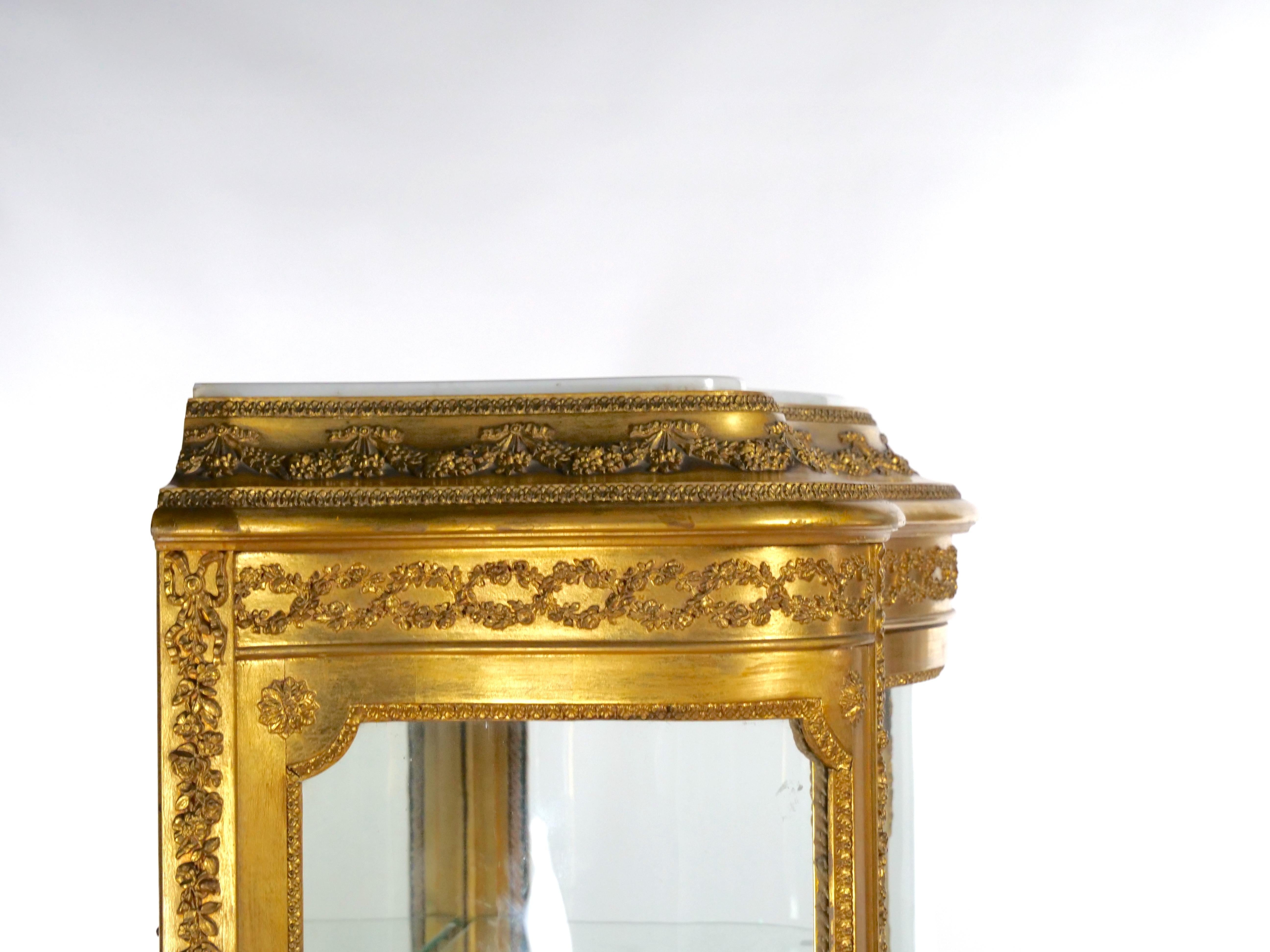 Early 20th Century French Marble Top Hand Painted Display Cabinet For Sale 10