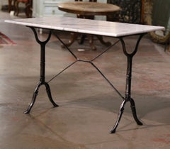 Table de bistrot française du début du 20e siècle avec plateau en marbre et fer poli