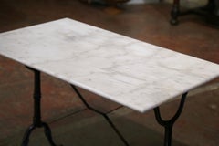 Table de bistrot française du début du 20e siècle avec plateau en marbre et fer poli