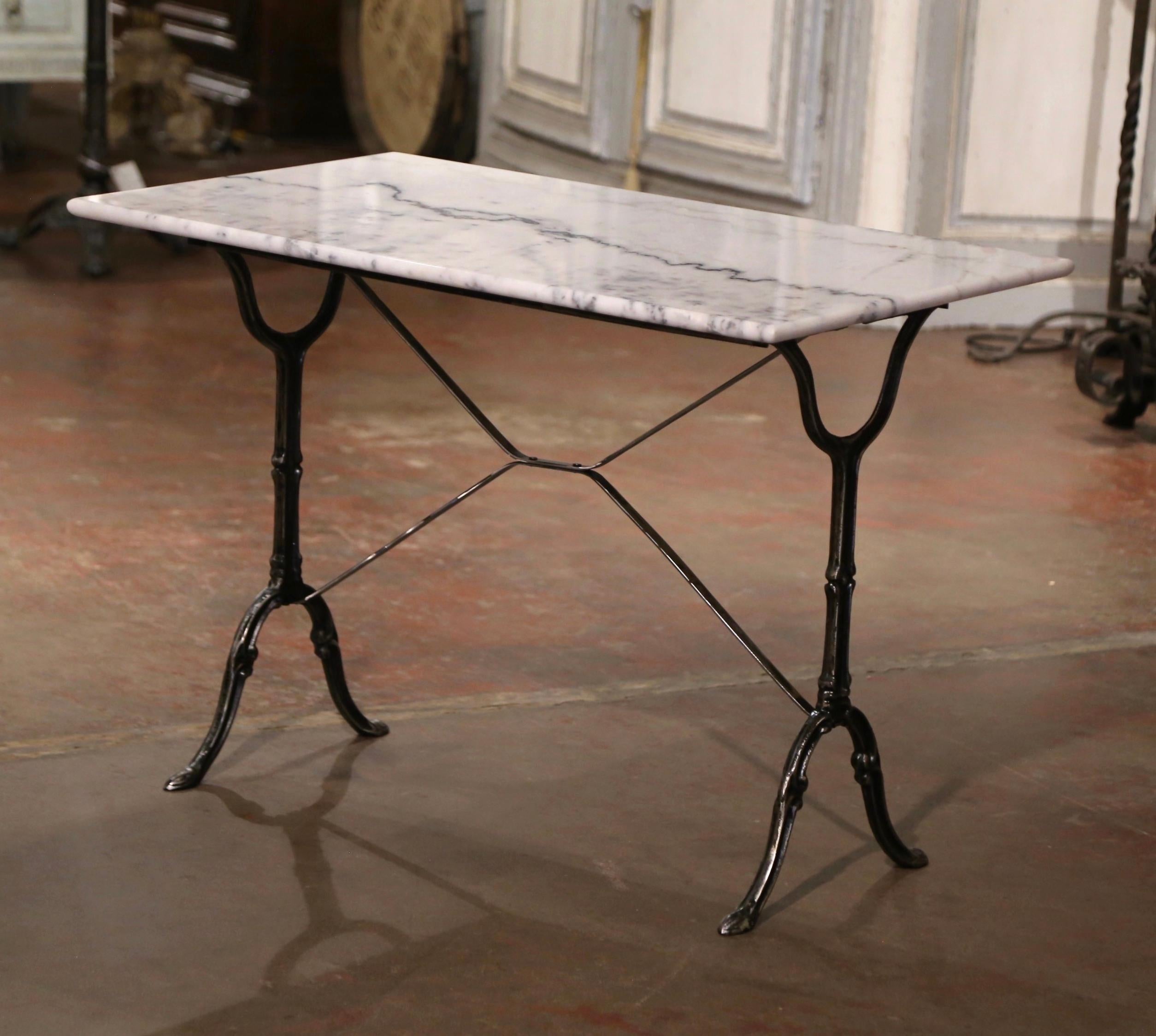 Fait main Table de bistrot française du début du 20e siècle avec plateau en marbre et fer poli en vente