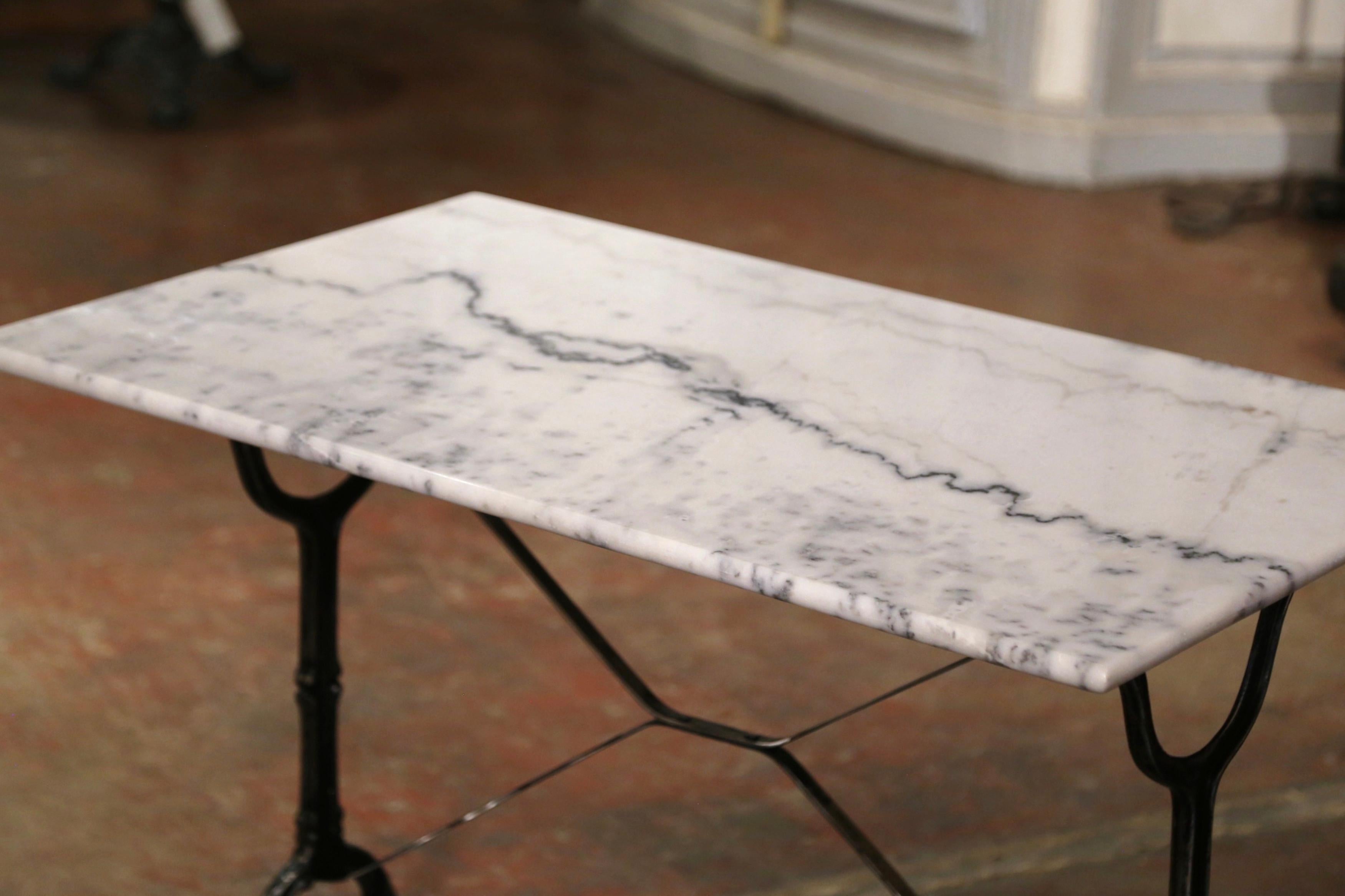 20ième siècle Table de bistrot française du début du 20e siècle avec plateau en marbre et fer poli en vente