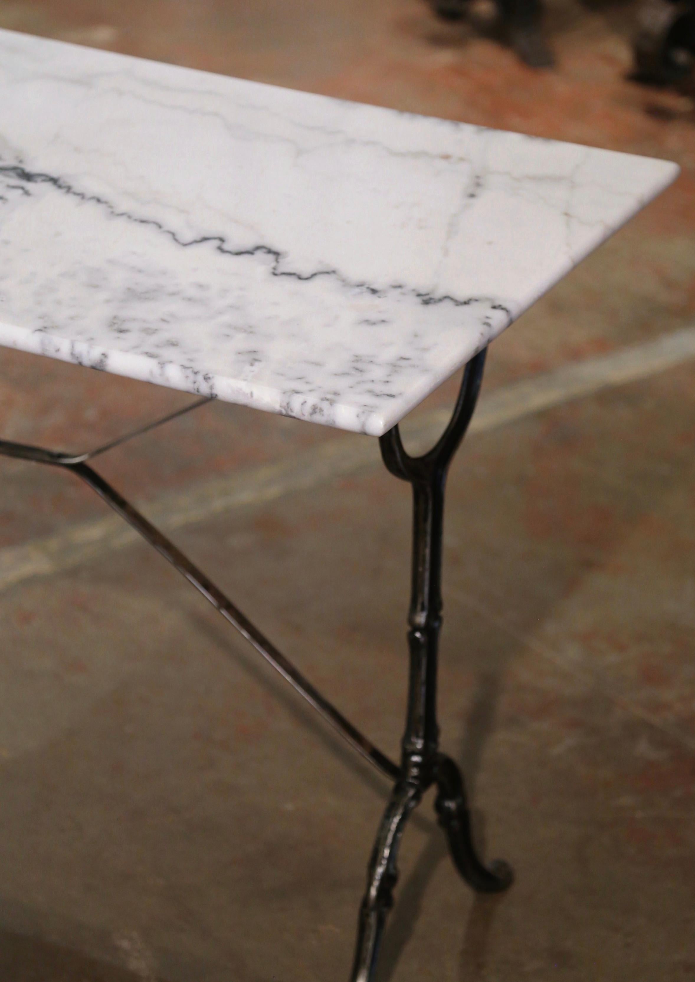 Fer Table de bistrot française du début du 20e siècle avec plateau en marbre et fer poli en vente