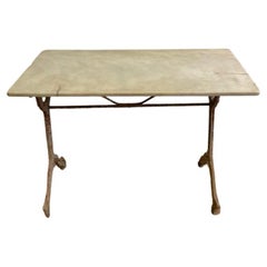 Table de bistrot française du début du 20e siècle avec plateau en marbre et fer poli