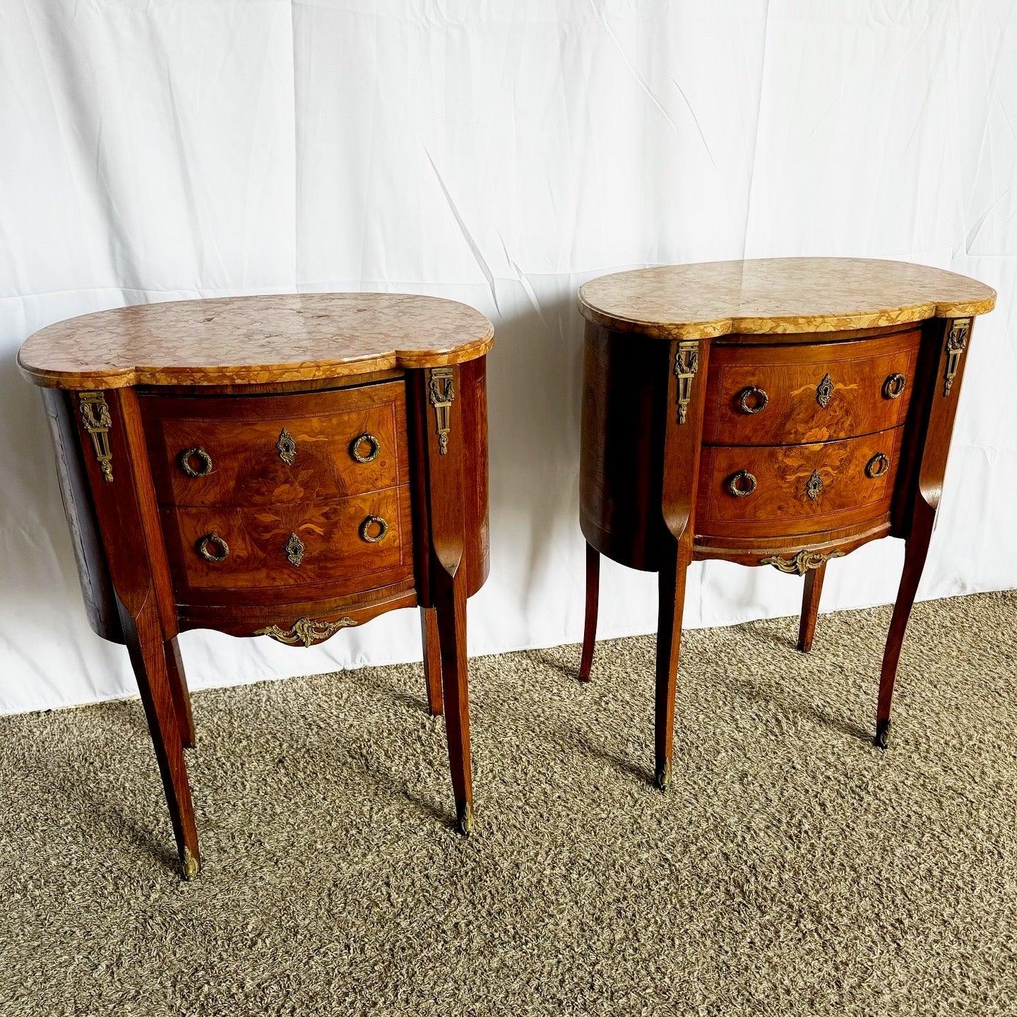 Découvrez les tables d'appoint françaises à plateau en marbre du début du XXe siècle, qui présentent une marqueterie exquise et un design élégant pour une touche raffinée.
 
 Quelques éclats sur l'un des plateaux en marbre, comme le montrent les
