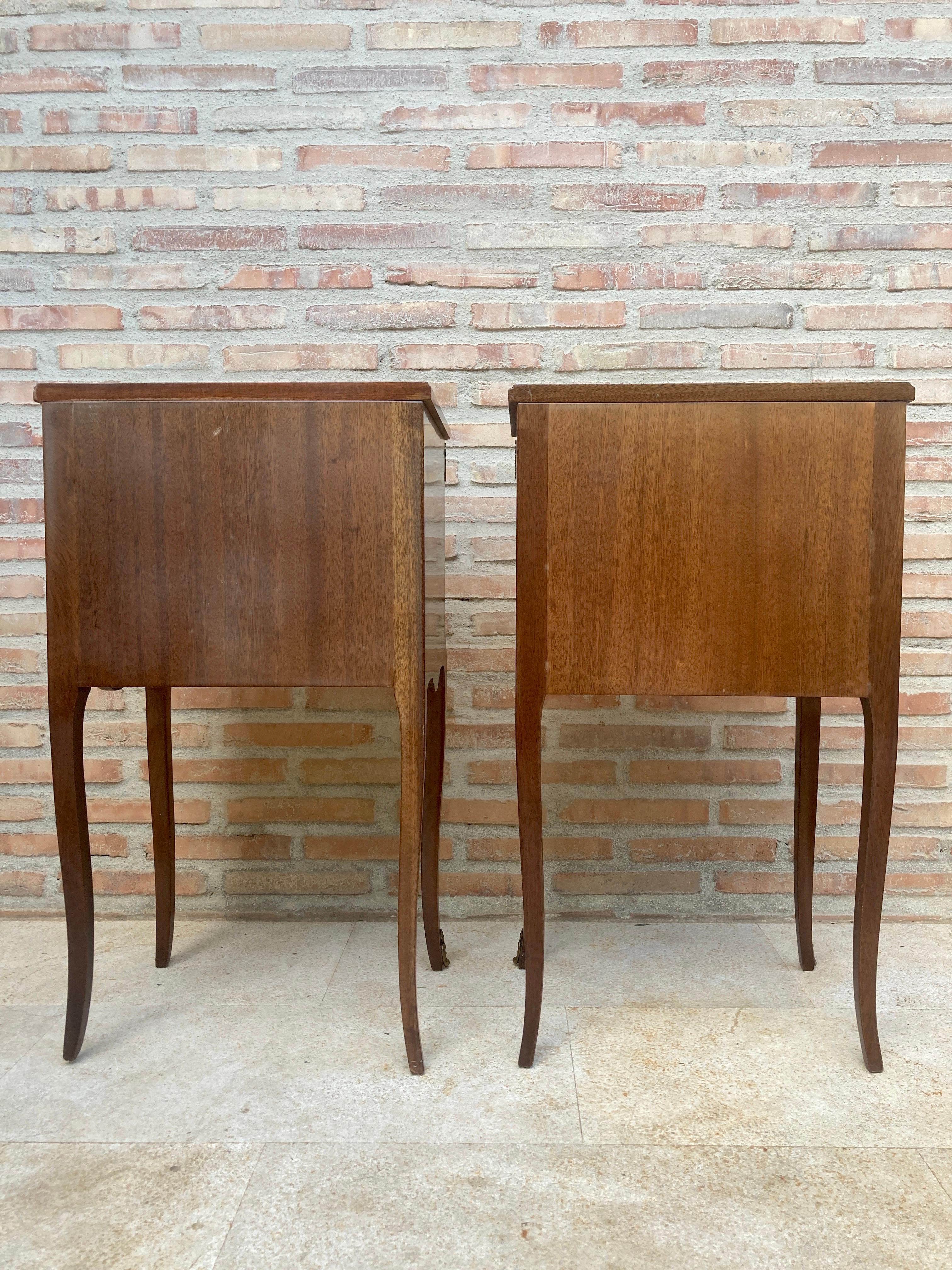 Early 20th Century French Marquetry Bedside Tables and Bronze Hardware, Set of 2 For Sale 6