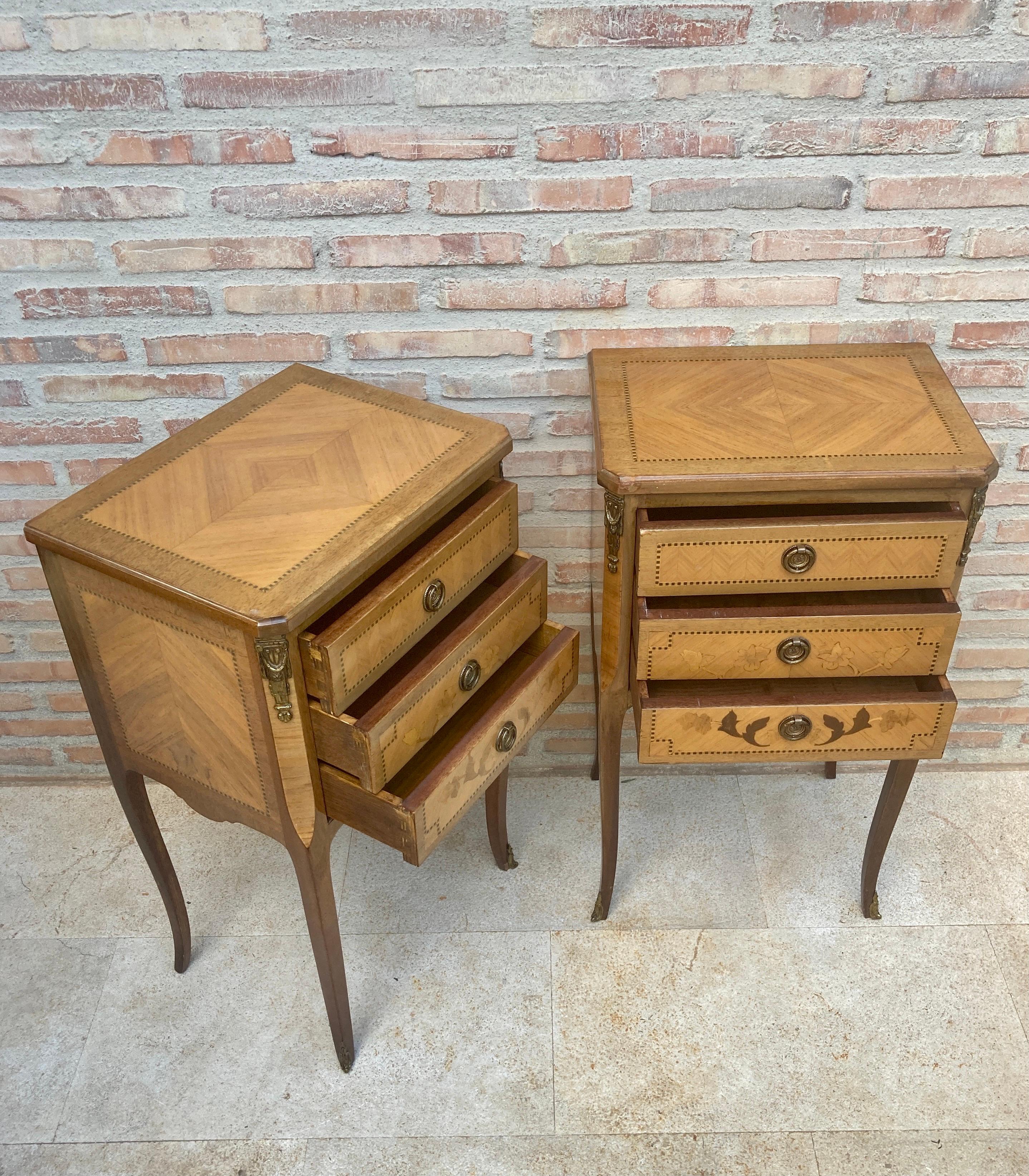 Early 20th Century French Marquetry Bedside Tables and Bronze Hardware, Set of 2 For Sale 7