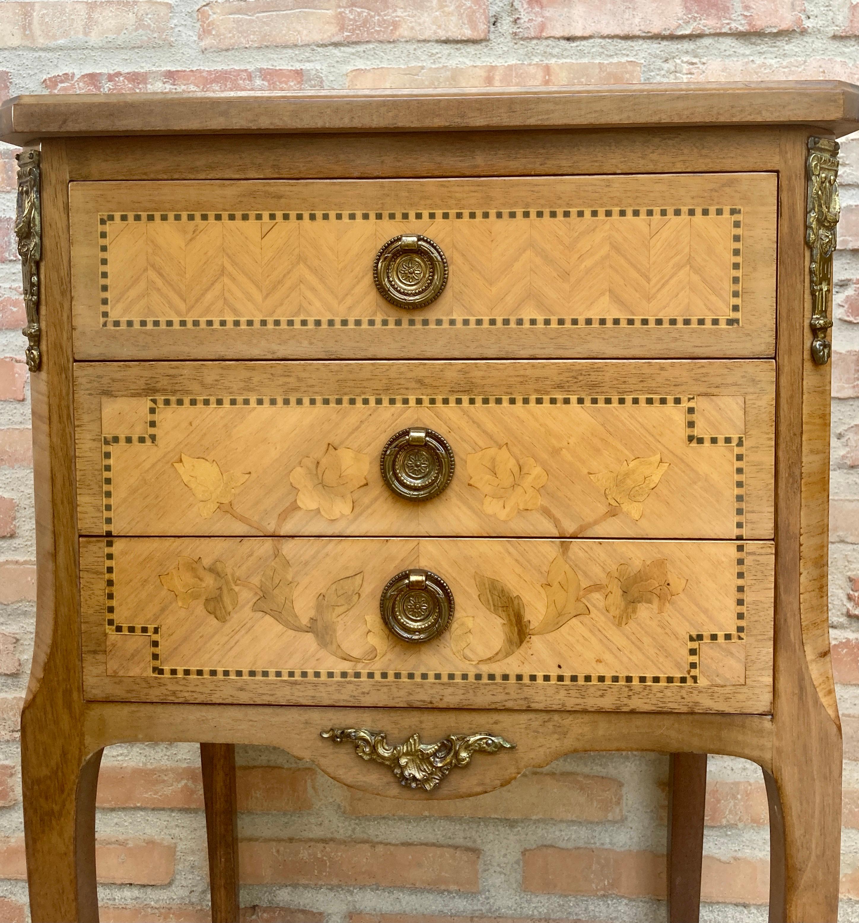 Early 20th Century French Marquetry Bedside Tables and Bronze Hardware, Set of 2 For Sale 10