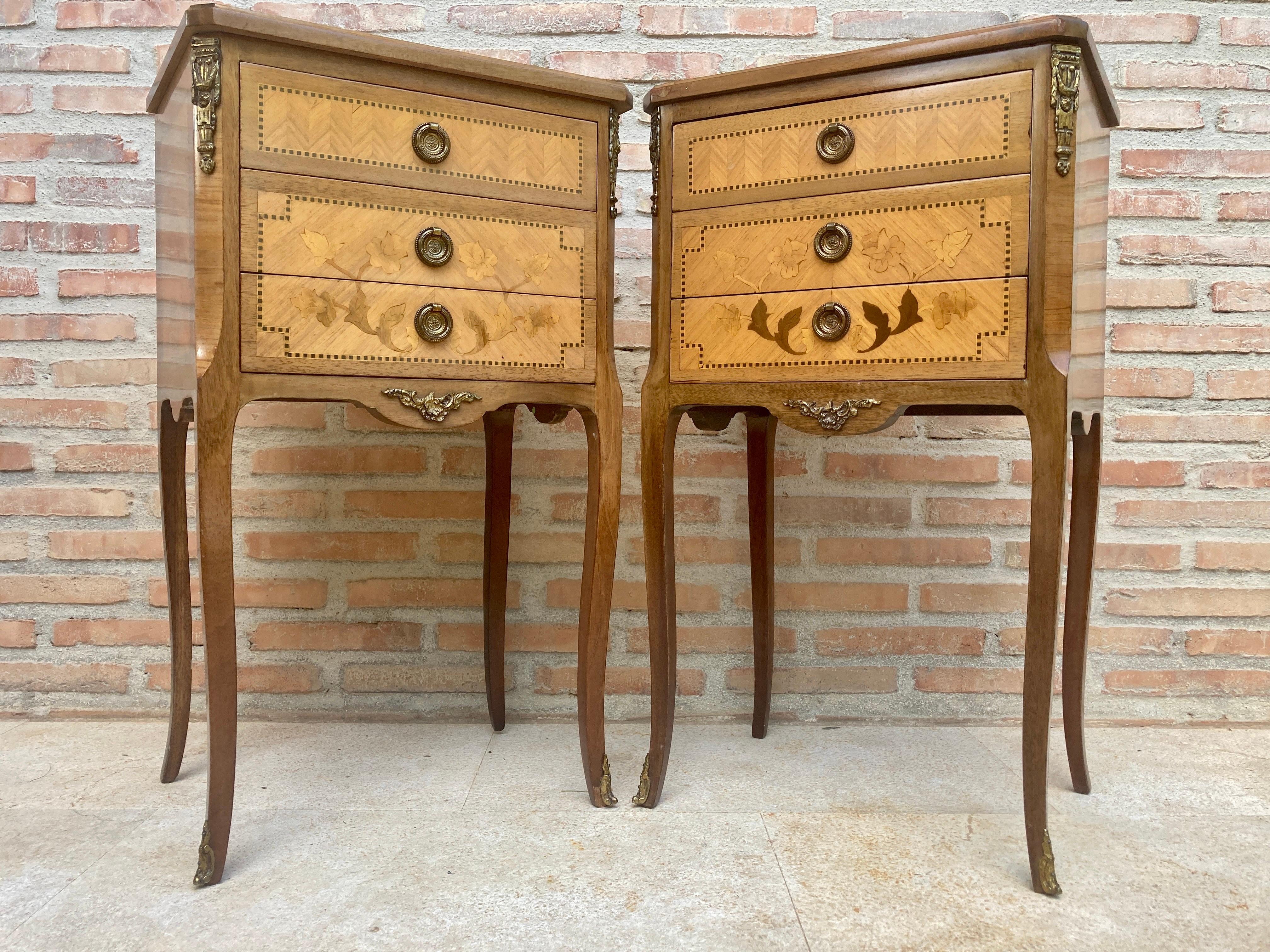 Louis XV Early 20th Century French Marquetry Bedside Tables and Bronze Hardware, Set of 2 For Sale
