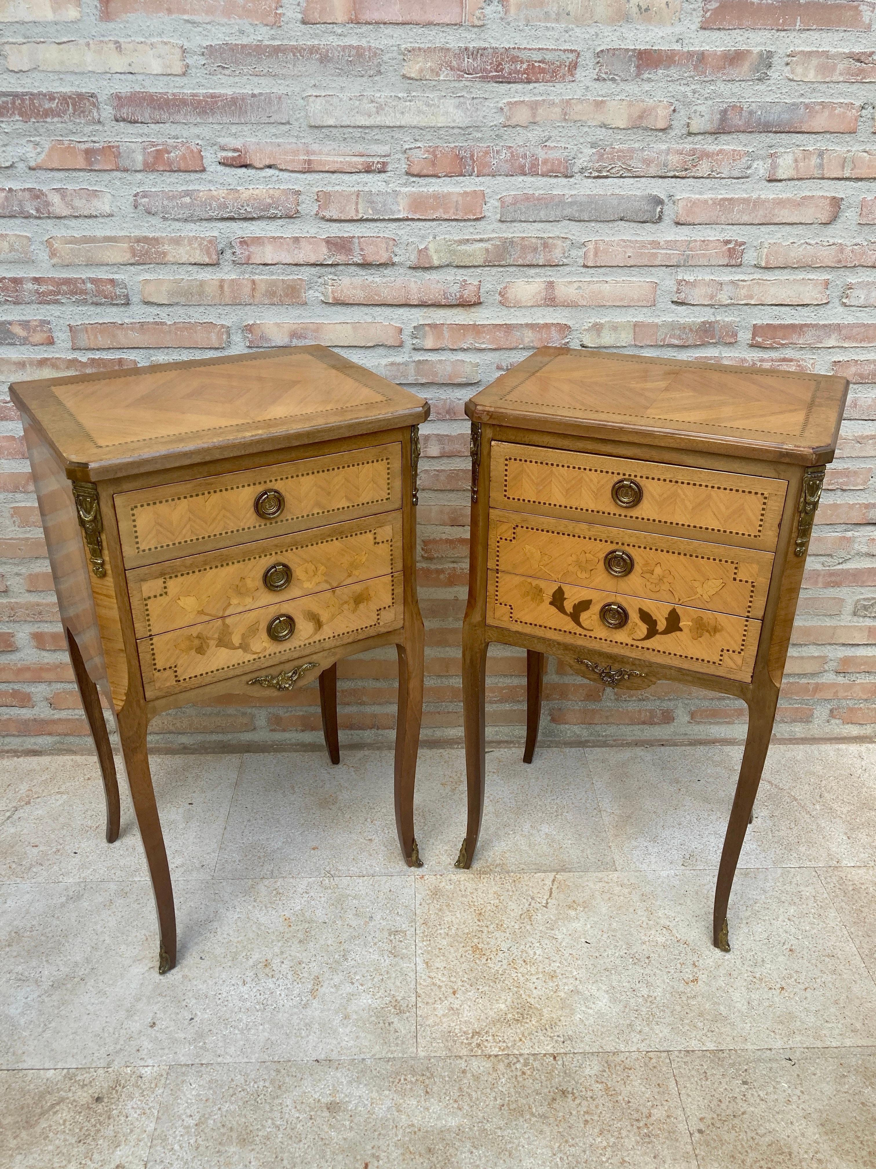 Early 20th Century French Marquetry Bedside Tables and Bronze Hardware, Set of 2 In Good Condition For Sale In Miami, FL