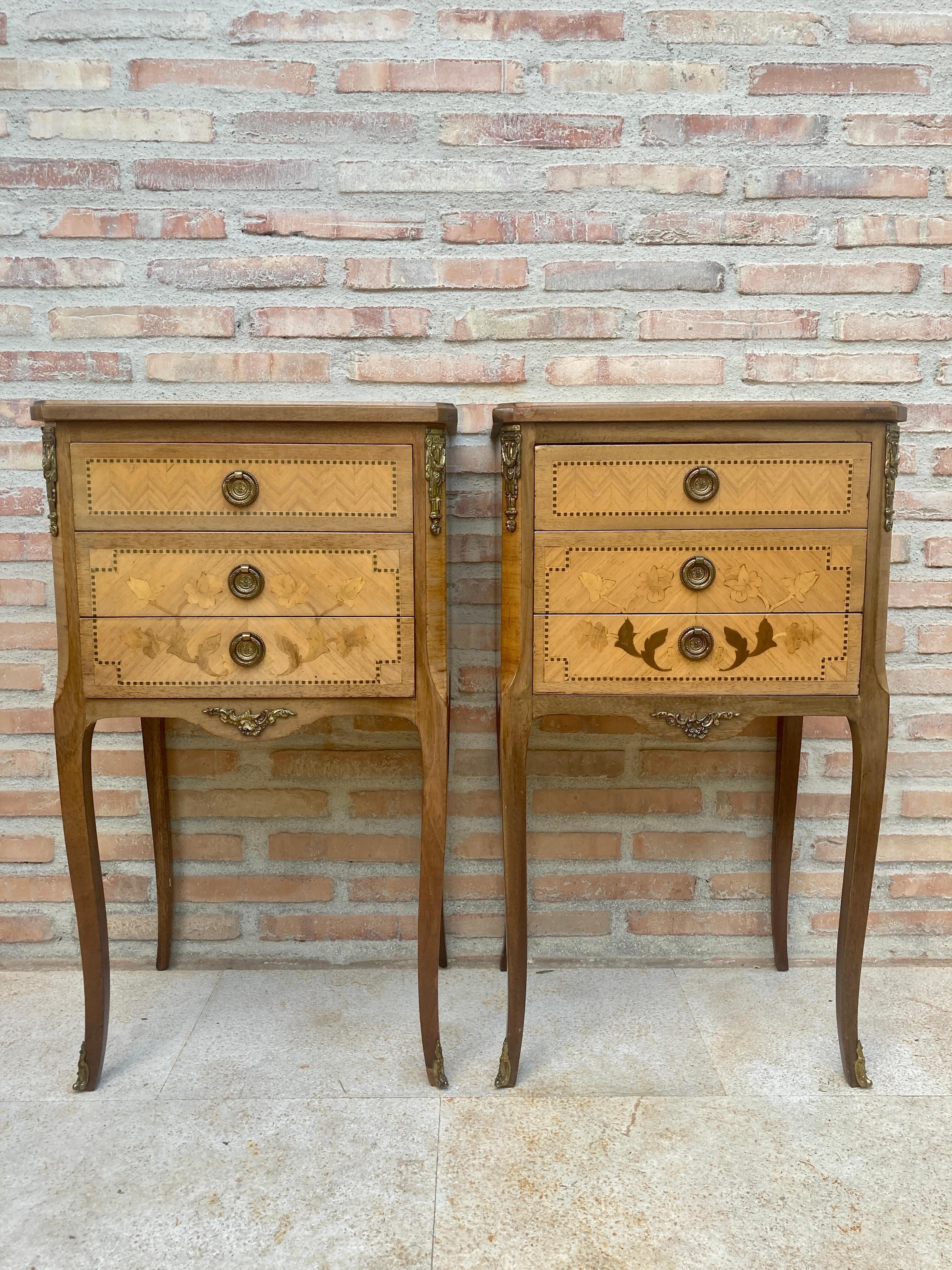 Early 20th Century French Marquetry Bedside Tables and Bronze Hardware, Set of 2 1