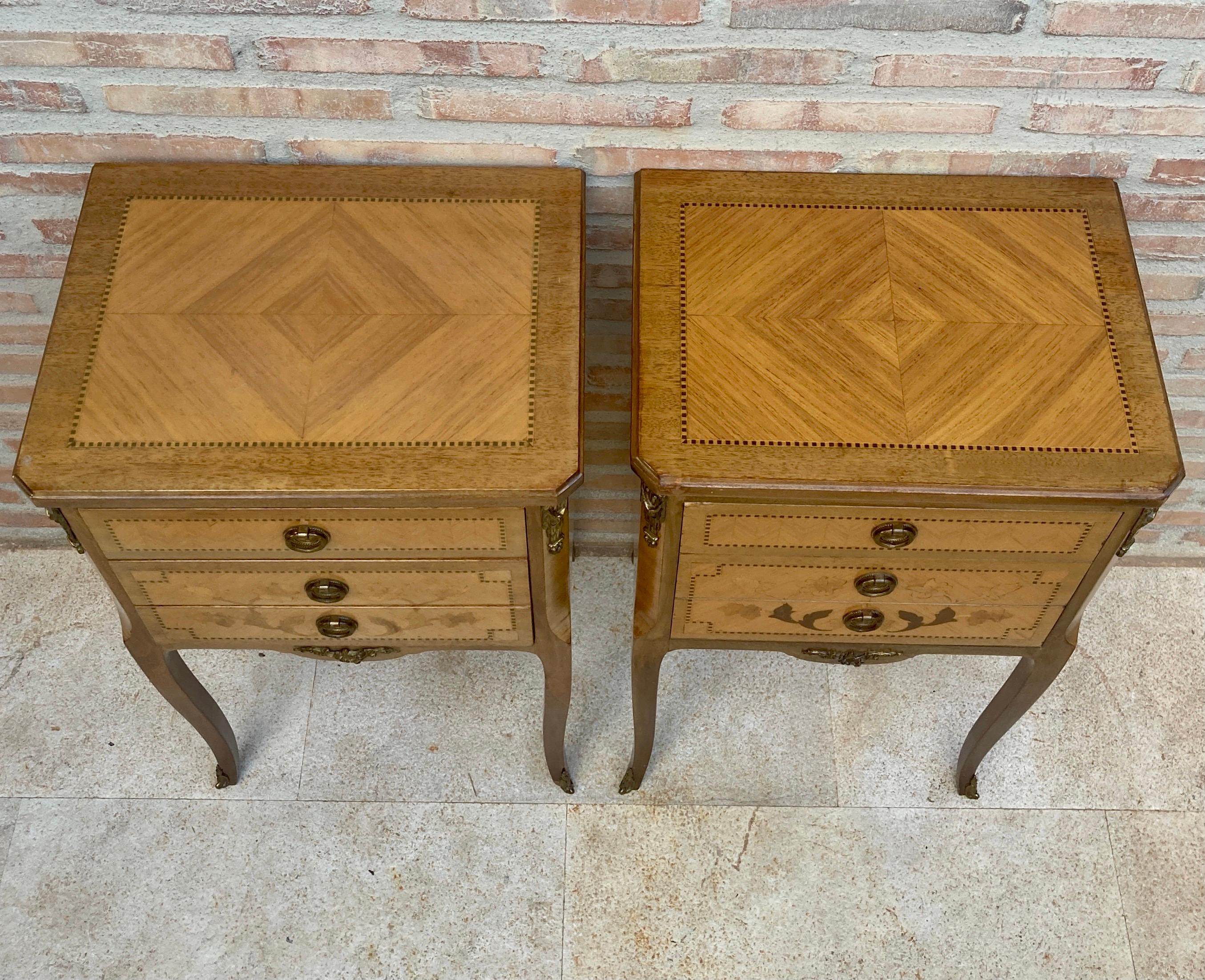 Early 20th Century French Marquetry Bedside Tables and Bronze Hardware, Set of 2 For Sale 3