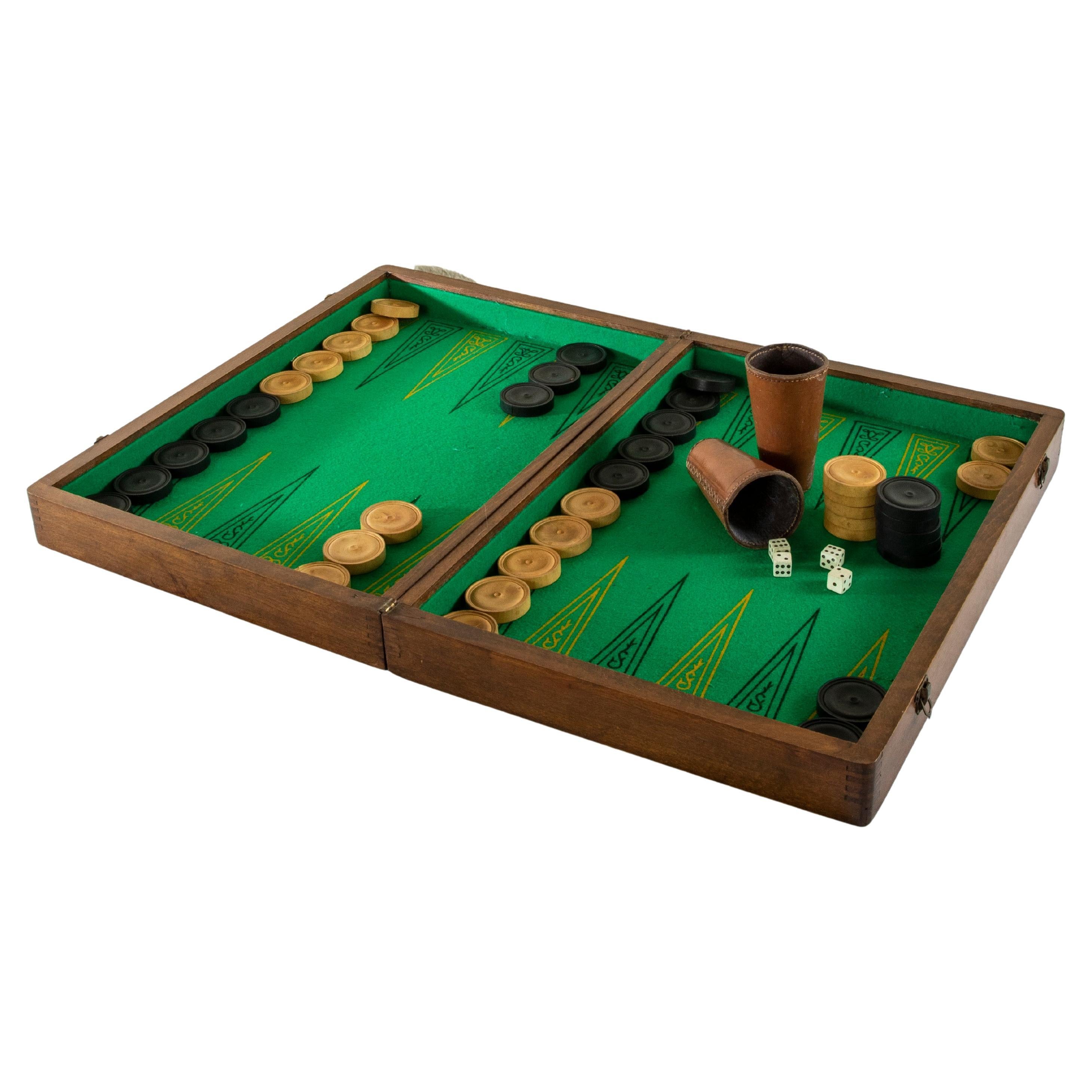 Cette boîte à jeux pliante en marqueterie de noyer français du début du XXe siècle est destinée aux dames et au backgammon. Il est finement construit avec des coins en queue d'aronde, des charnières encastrées et un crochet en laiton verrouillable